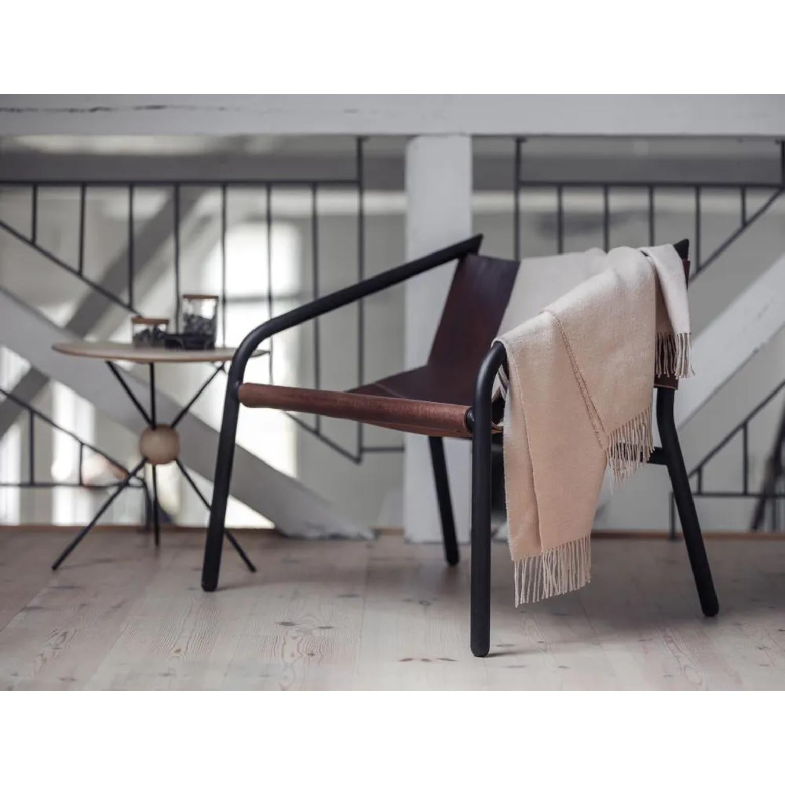 Table d'appoint Jupiter en bois de bouleau par Cuero Design
Dimensions : D 40 x L 44 x H 40 cm.
MATERIAL : Bois de bouleau et acier.
Poids : 7 kg.

Cette table d'appoint en bois de bouleau est tout ce dont vous avez besoin et plus encore. Son design