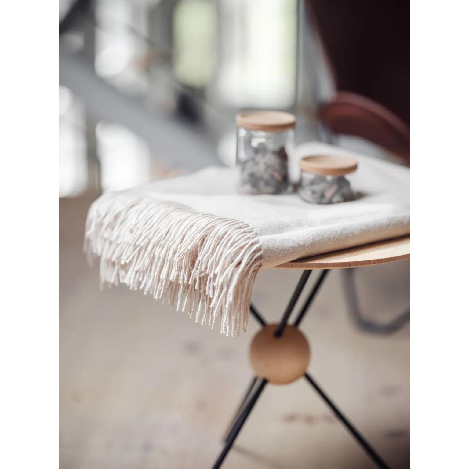 Suédois Table d'appoint Jupiter en bois de bouleau par Cuero Design en vente