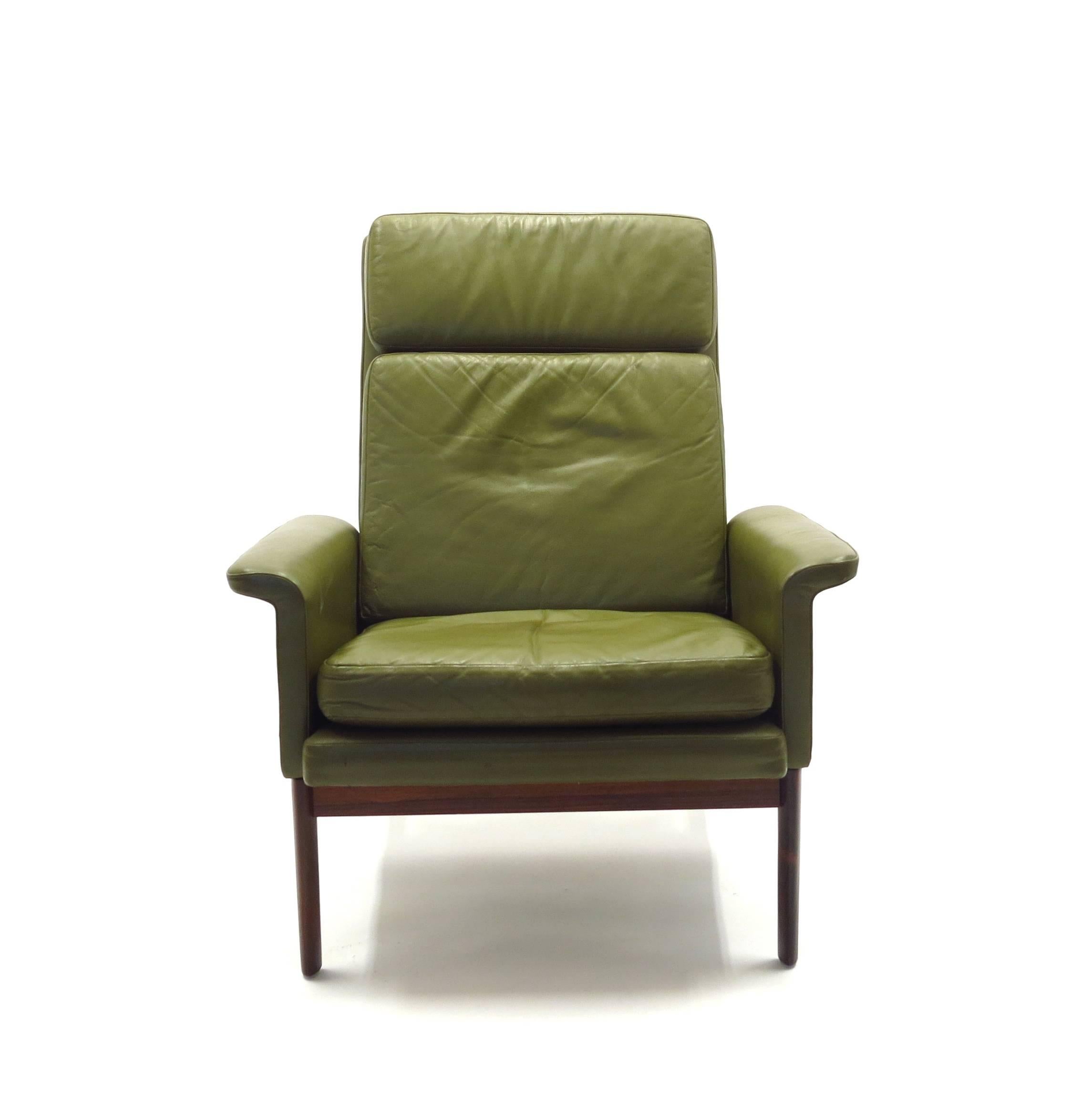 High back version of Finn Juhl's classic lounge chair, model Jupiter in rosewood and green leather, produced by Danish manufacturer France & Søn. Makes by maker. Very good original vintage condition with light wear.