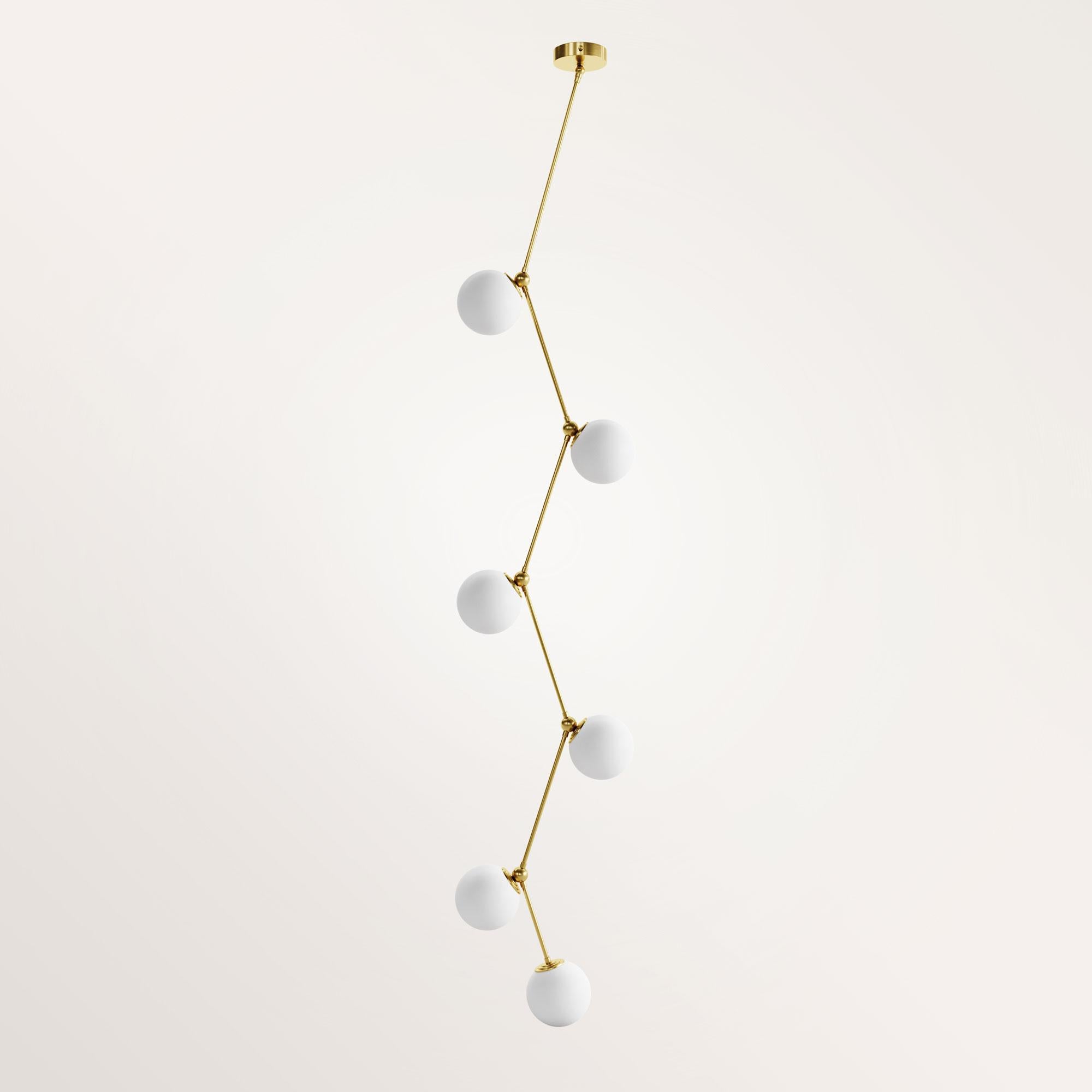 Lampada a sospensione Jupiter III di Gobo Lights
Dimensioni: D. 12 x L. 35 x H. 180 cm
Materiali: Ottone, opalino.
Peso: 2 kg. 


Autodidatta e proveniente dal mondo della chimica, questo artigiano/designer belga progetta i suoi pezzi con la stessa
