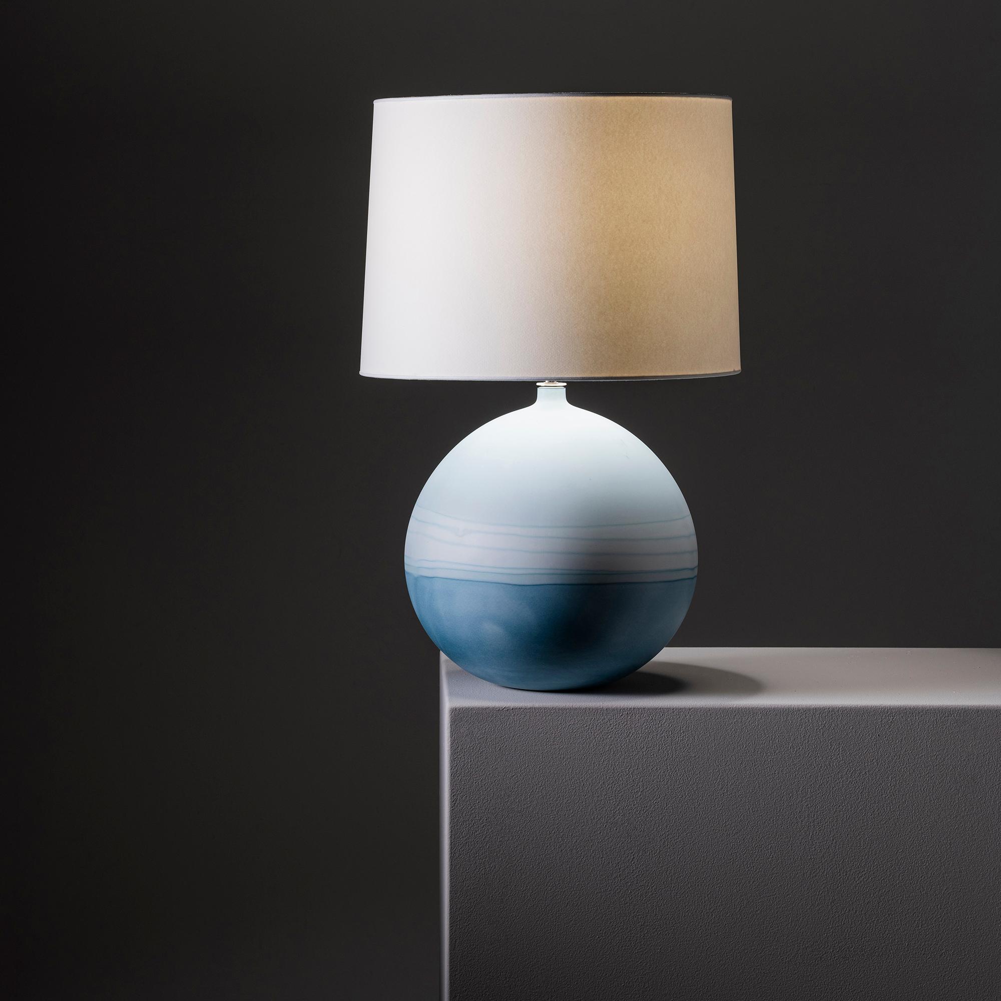 XXIe siècle et contemporain Lampe Jupiter en Ombré Bleu par Elyse Graham en vente