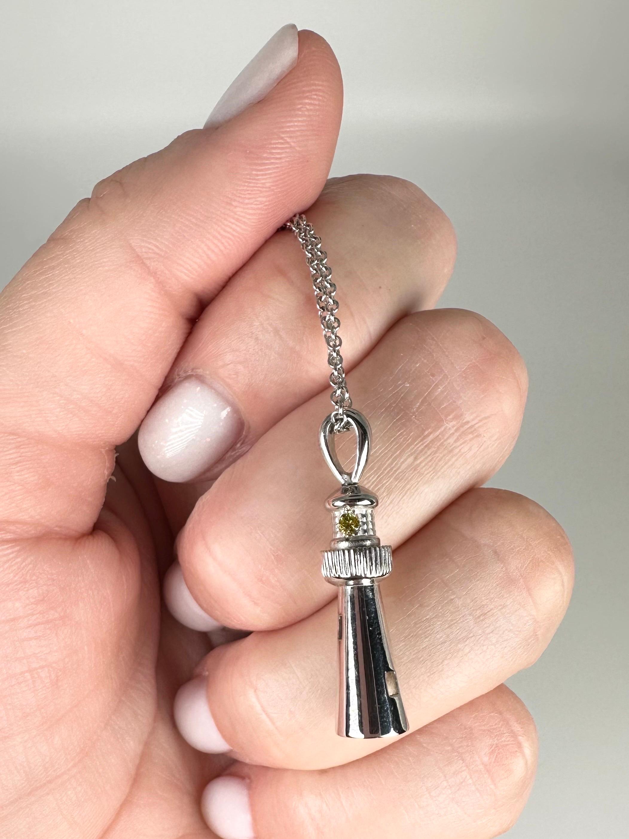 Collana con ciondolo Jupiter Lighthouse in oro bianco 14KT Fancy yelllow con diamanti in vendita 2