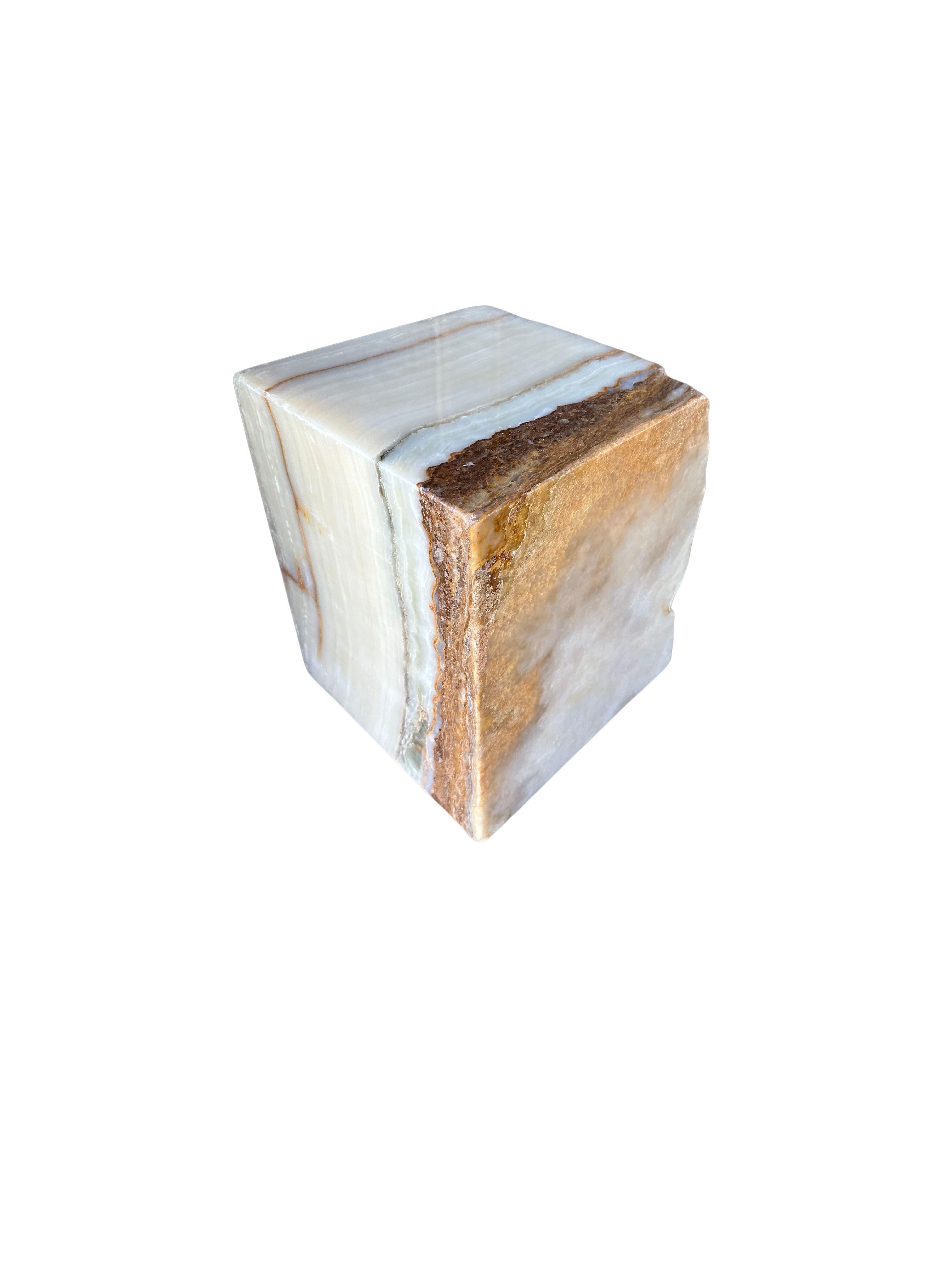 Ein massiver Marmorblock aus Jupiter Onyx, der sich wunderbar als Beistelltisch oder Sockel eignet. Dieses rohe und organische Objekt mit erdigen Untertönen stammt von der Insel Sumatra und zeichnet sich durch eine beeindruckende Mischung aus