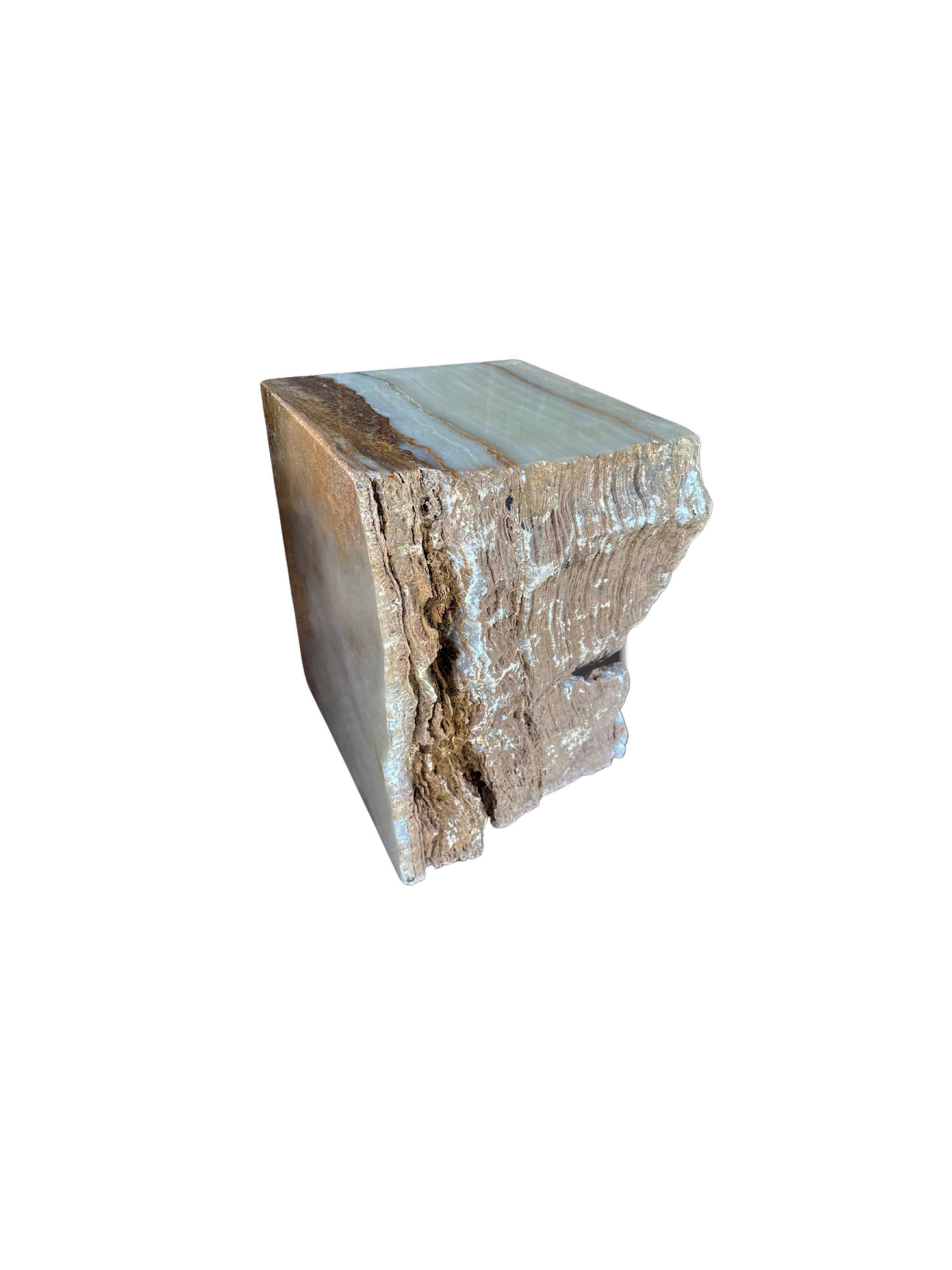 Jupiter Onyx Marble Side Table with Stunning Textures, Modern Organic In Good Condition For Sale In Jimbaran, Bali