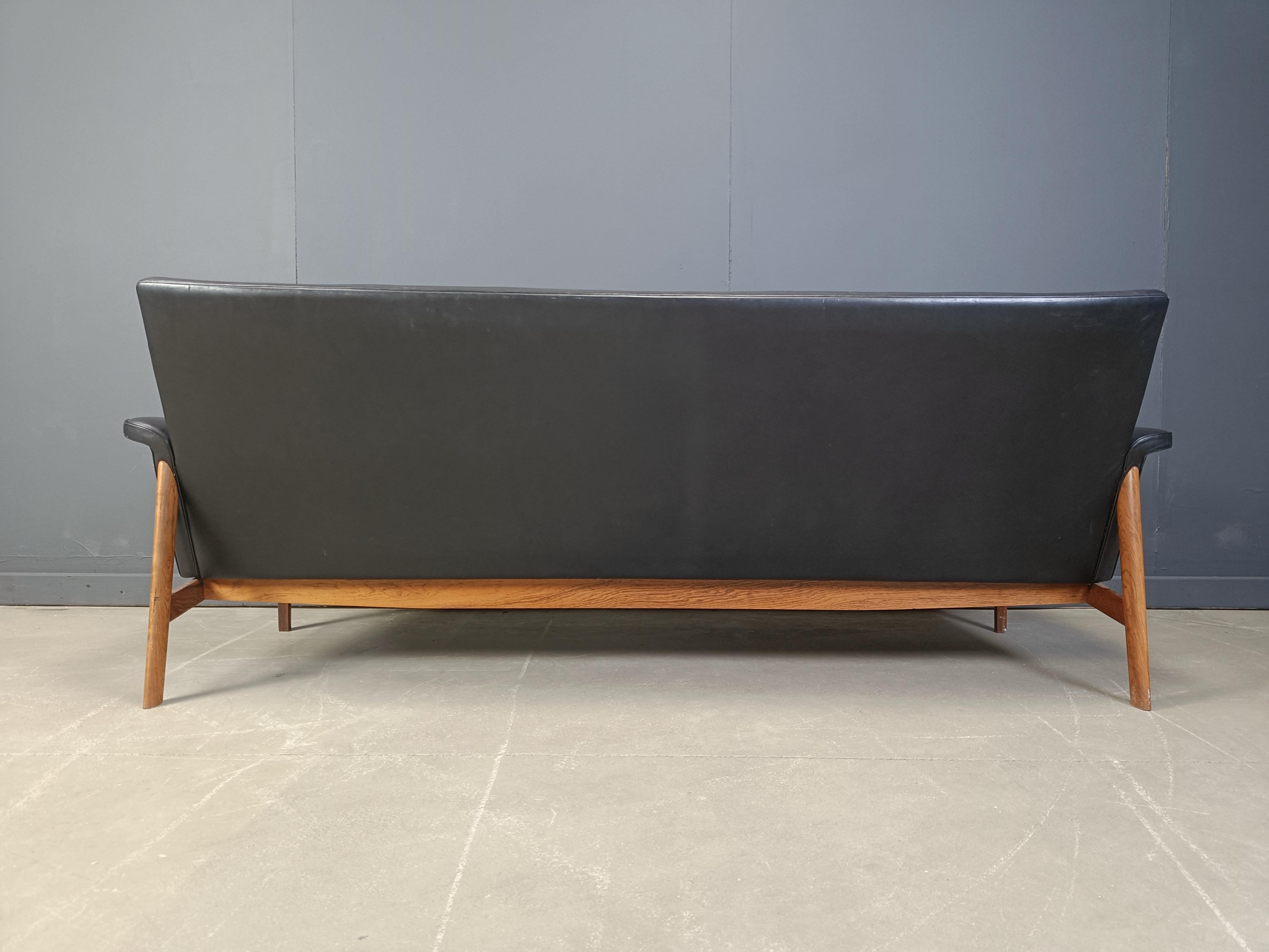 Dänisches modernes sogenanntes Jupiter Sofa Modell 218 entworfen von Finn Juhl und hergestellt von France and Son. 

Das Sofa hat ein Gestell aus massivem Palisanderholz und eine Sitzfläche aus schwarzem Leder. Das Sofa ist völlig original und in