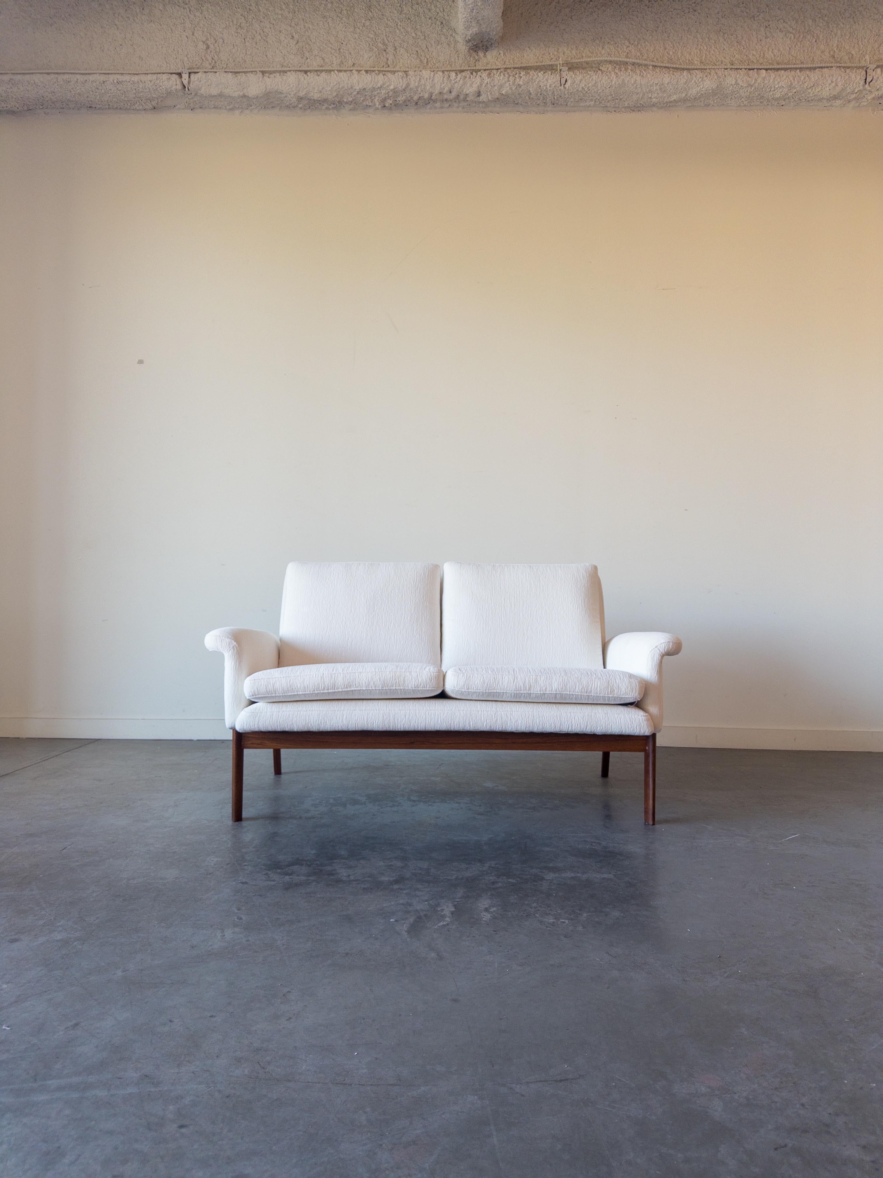 Jupiter sofa model 218 designed by Finn Juhl for France and Son. In Good Condition For Sale In New York, NY
