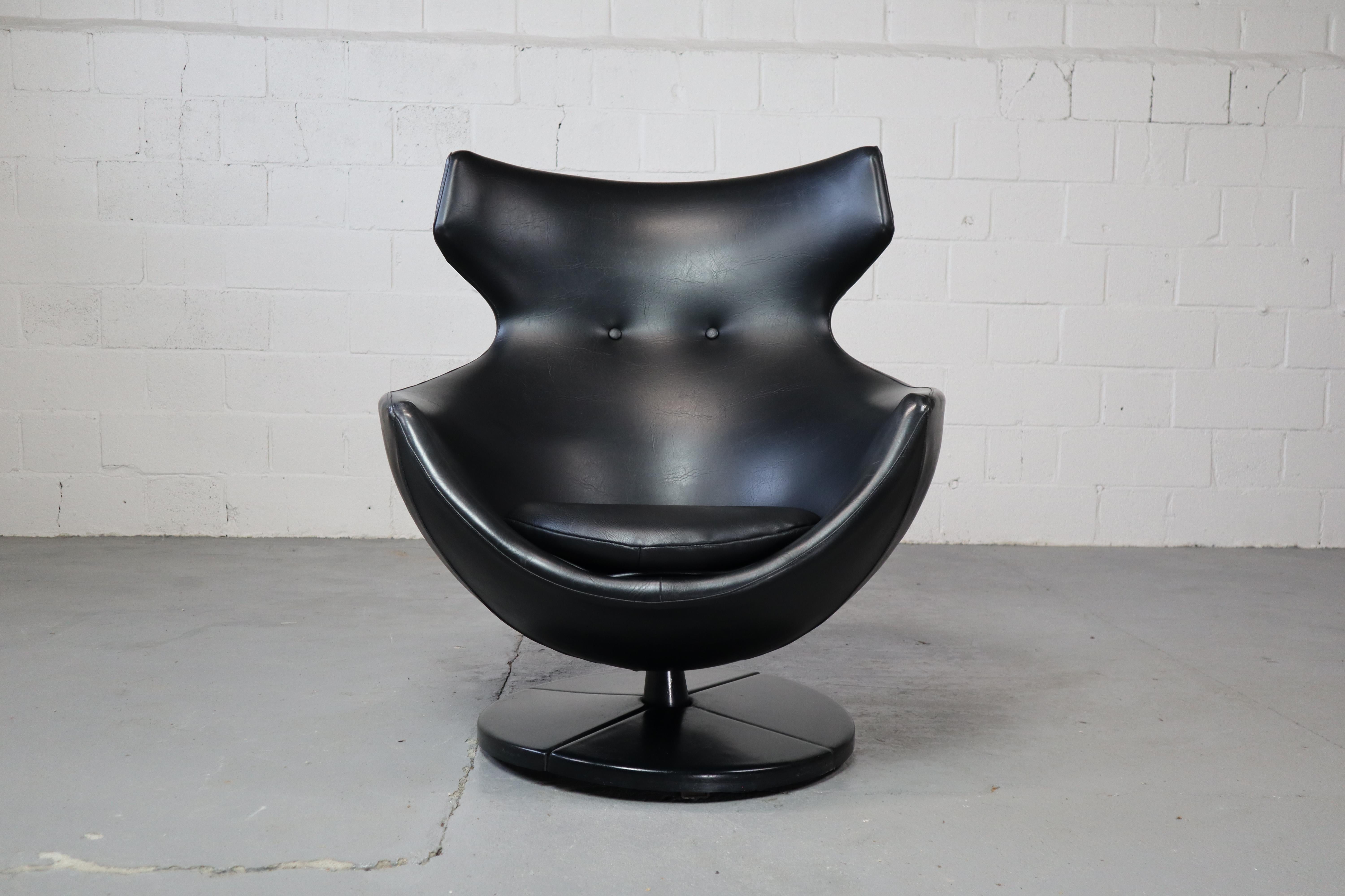 “Jupiter” swivel lounge chair, by Pierre Guariche for Meurop in Belgium-. The black skai seat has a deep, round shape which have a nice seating comfort.

Between 1965 and 1967 Pierre Guariche designed the 'Starlook Ultralight' series of seats,