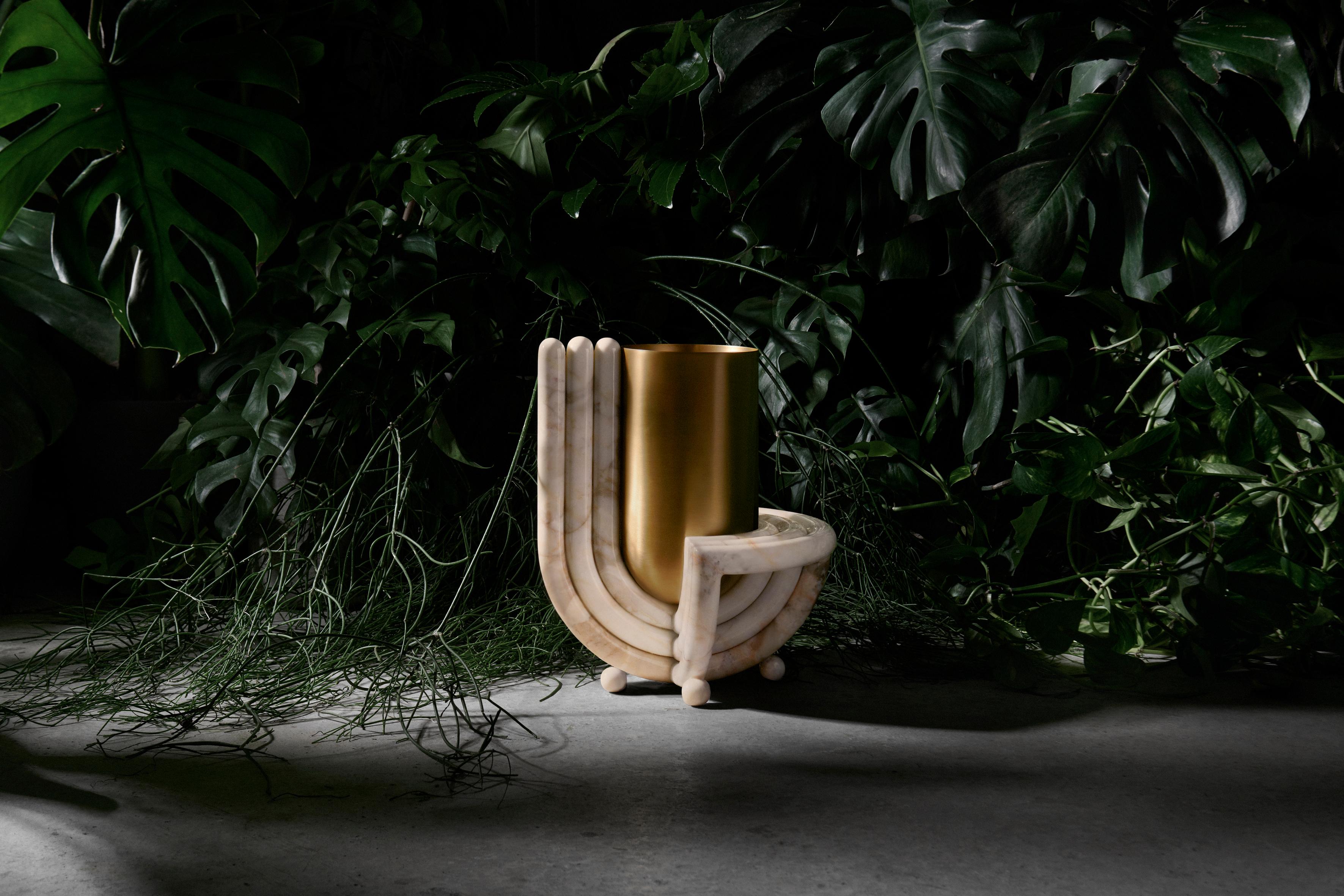 Jupiter-Vase, Rosa, Marmor und gebürstetes Messing, von Bohinc Studio im Zustand „Neu“ im Angebot in Holland, AMSTERDAM