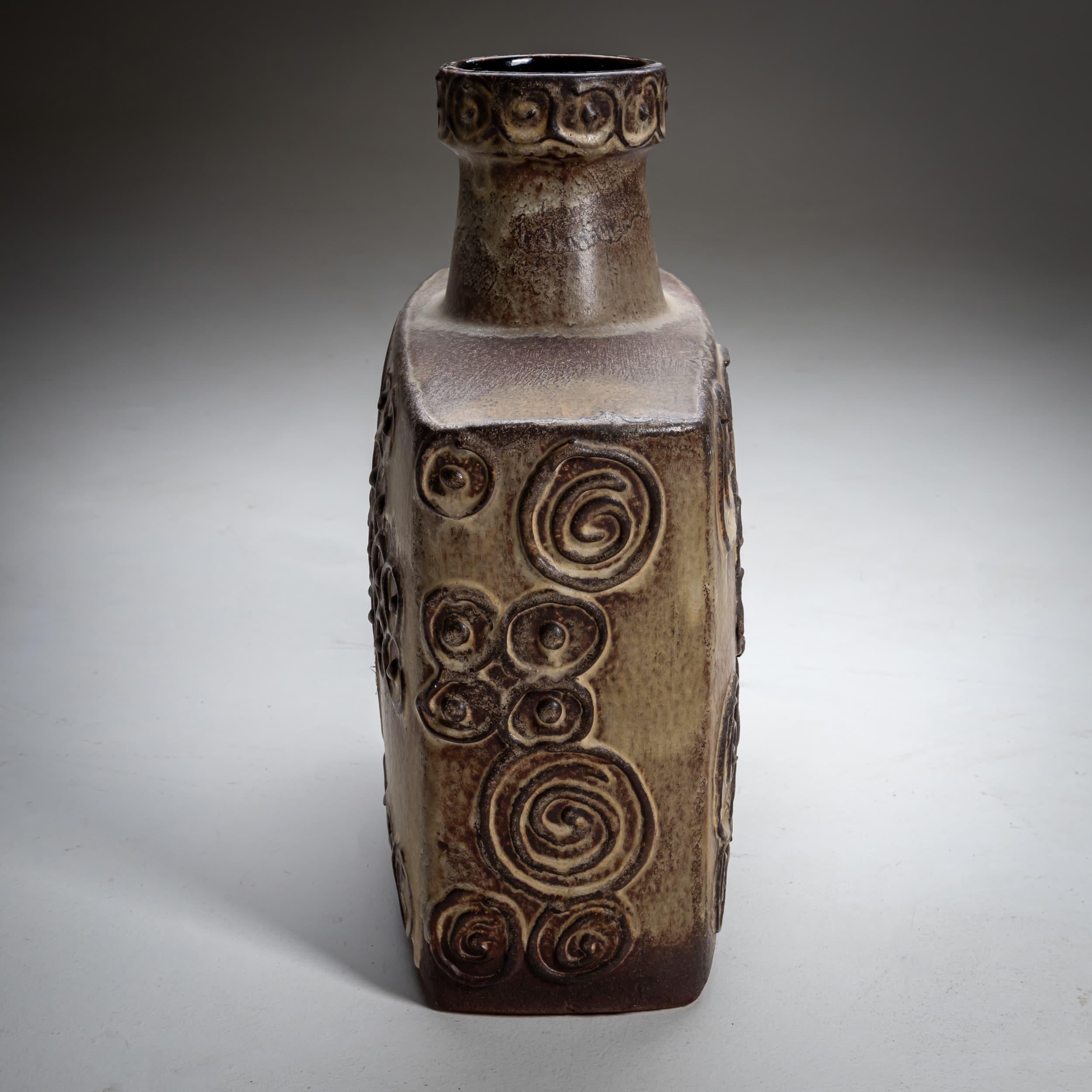 Jarrón de cerámica de Jura con decoración en espiral, Scheurich, Alemania Occidental, mediados del siglo XX Cerámico en venta