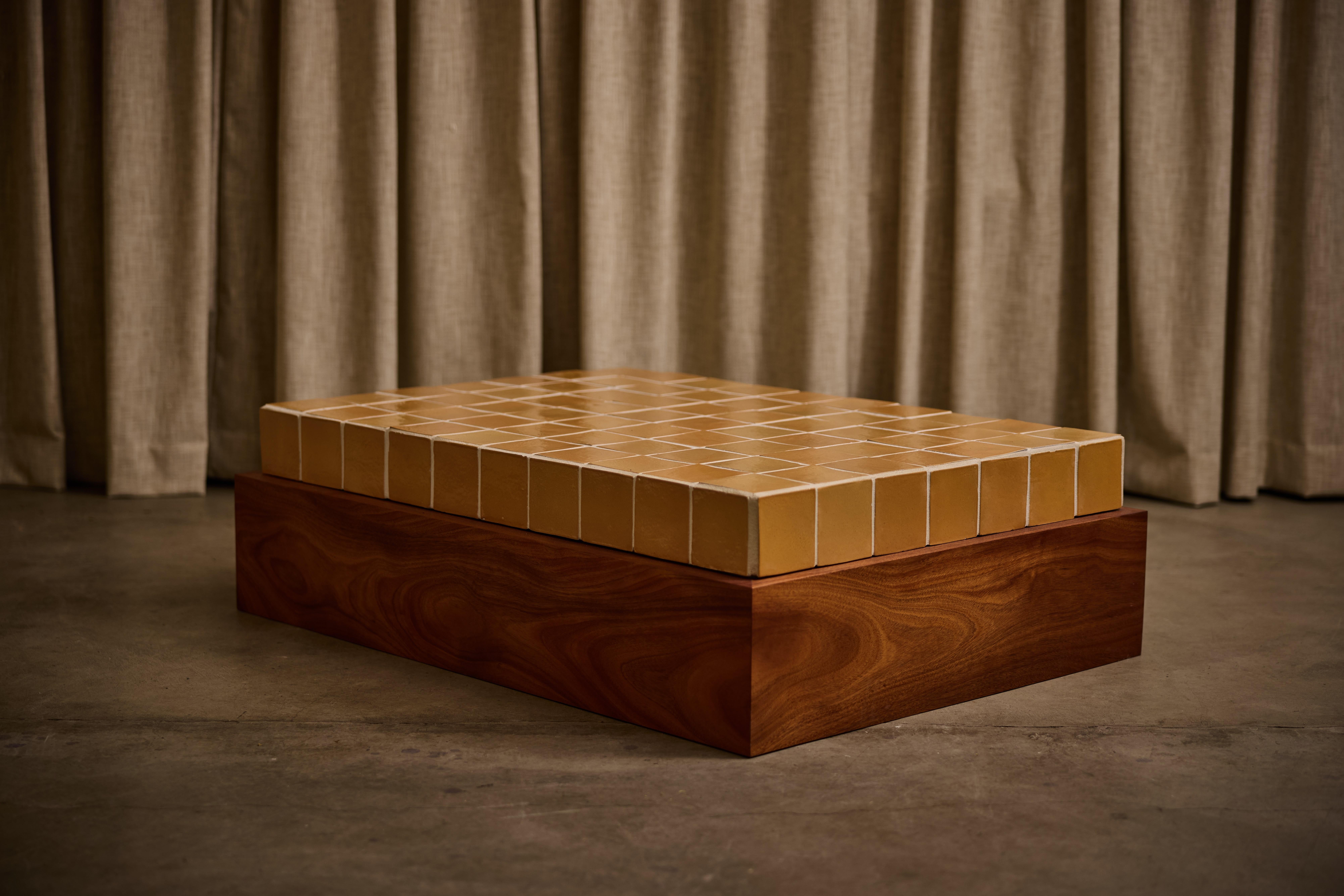 Table basse Jura par Ah Um Design Studio
Fait à la main
Dimensions : D 118,1 x L 85 x H 33 cm.
MATERIAL : Bois d'acajou, finition à l'huile, carreaux émaillés à la main.

Disponible dans d'autres options de bois et de carreaux. Veuillez nous