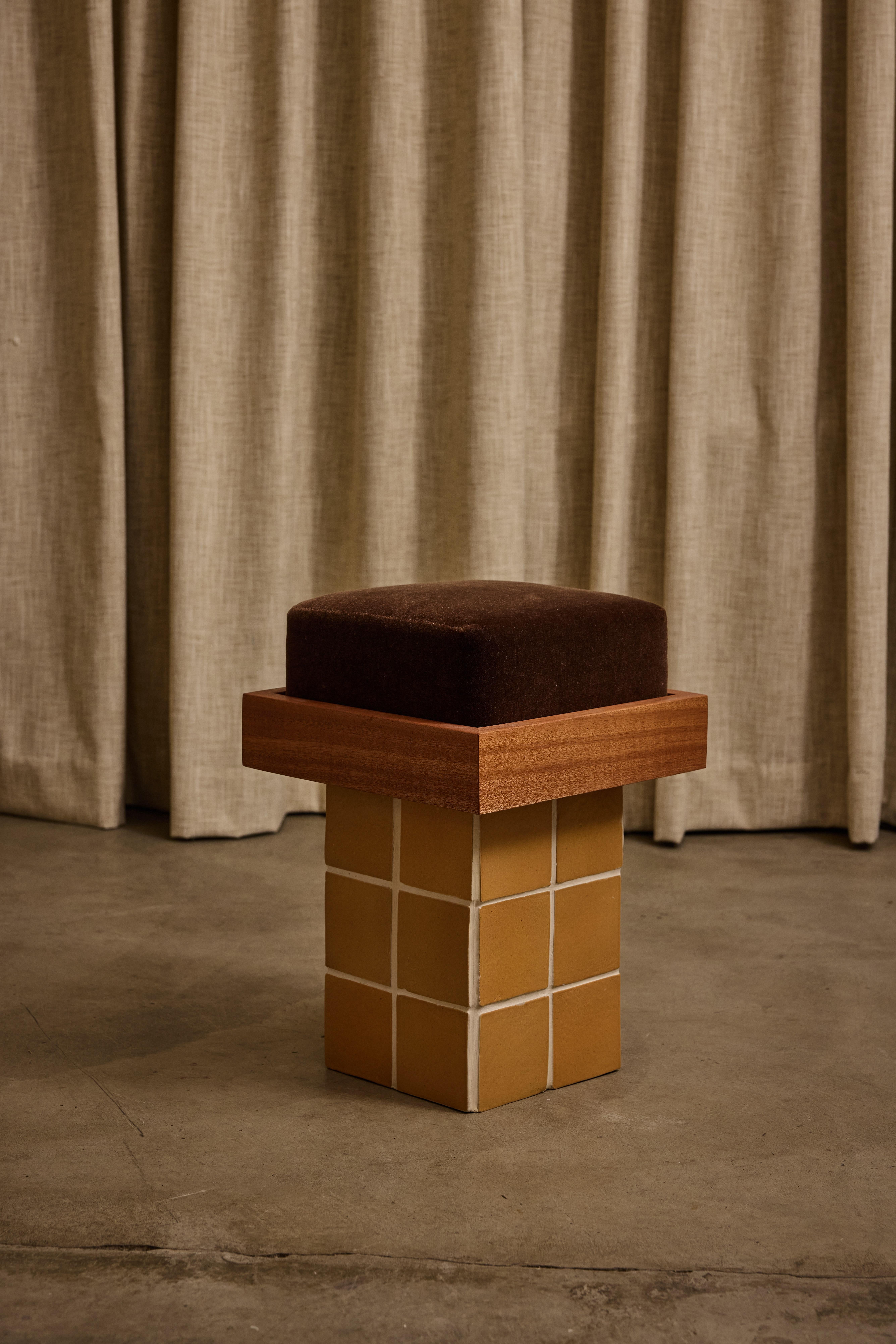 Sgabello Jura di Ah Um Design/One Studio
Fatto a mano
Dimensioni: P 35,5 x L 35,5 x H 53,3 cm.
Materiali: Legno di mogano, mohair marrone, piastrelle smaltate a mano.

Disponibile in altre finiture. Contattateci.

Questo sgabello artistico presenta