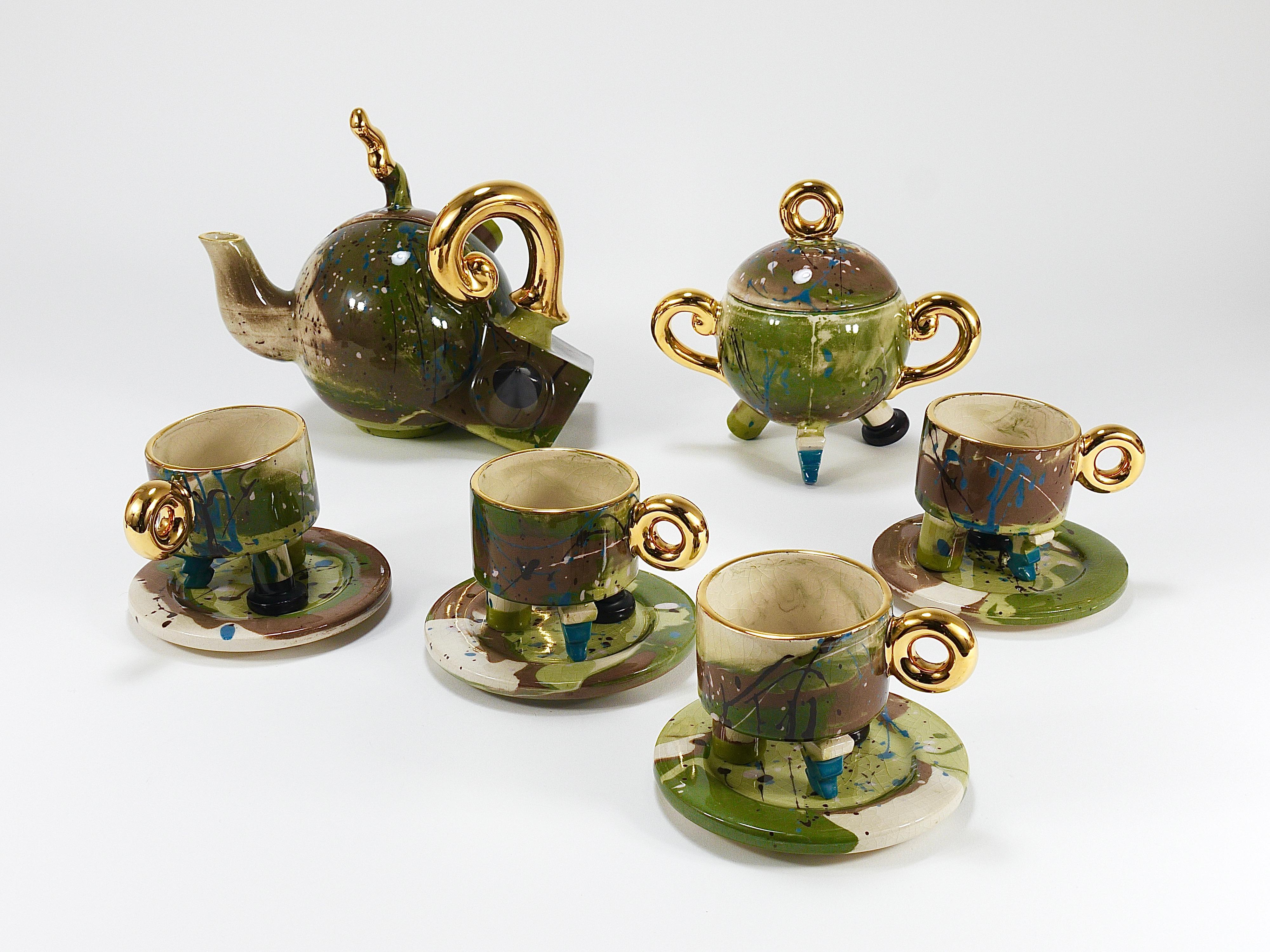Ein auffallendes, surreal inspiriertes postmodernes Tee- oder Kaffeeservice aus Keramik aus den frühen 1990er Jahren, entworfen von Juraj Mahalik (Polen) und hergestellt von art4 ceramics in der Slowakei. Dieses unkonventionelle, hochwertige Set