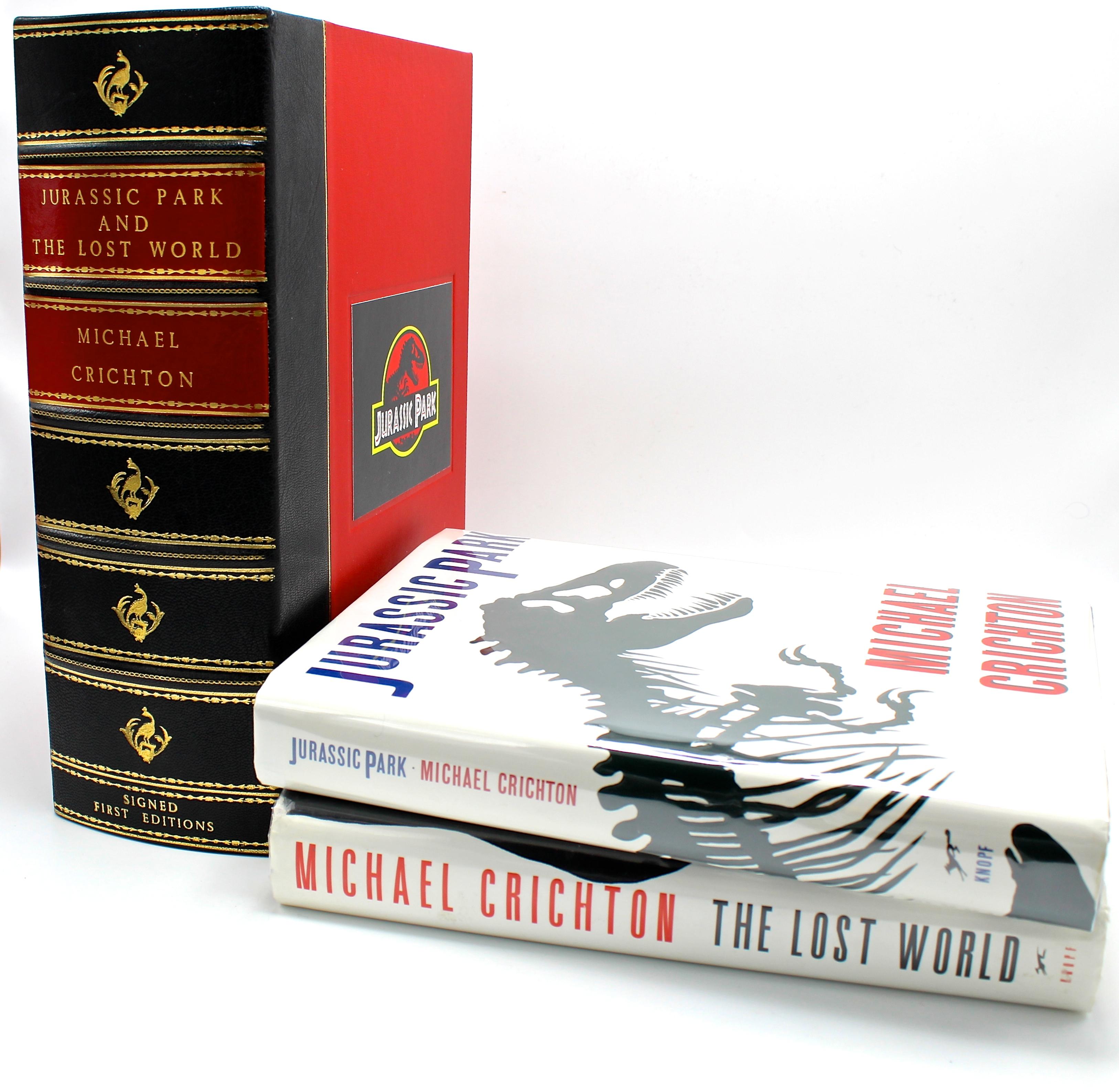 Crichton, Michael, Jurassic Park und Die verlorene Welt. New York: Alfred A. Knopf, 1990, New York: Knopf Doubleday Publishing Group, 1995. Signiert und beschriftet, erste Ausgaben, zwei Bände. Schutzumschläge und untergebracht in