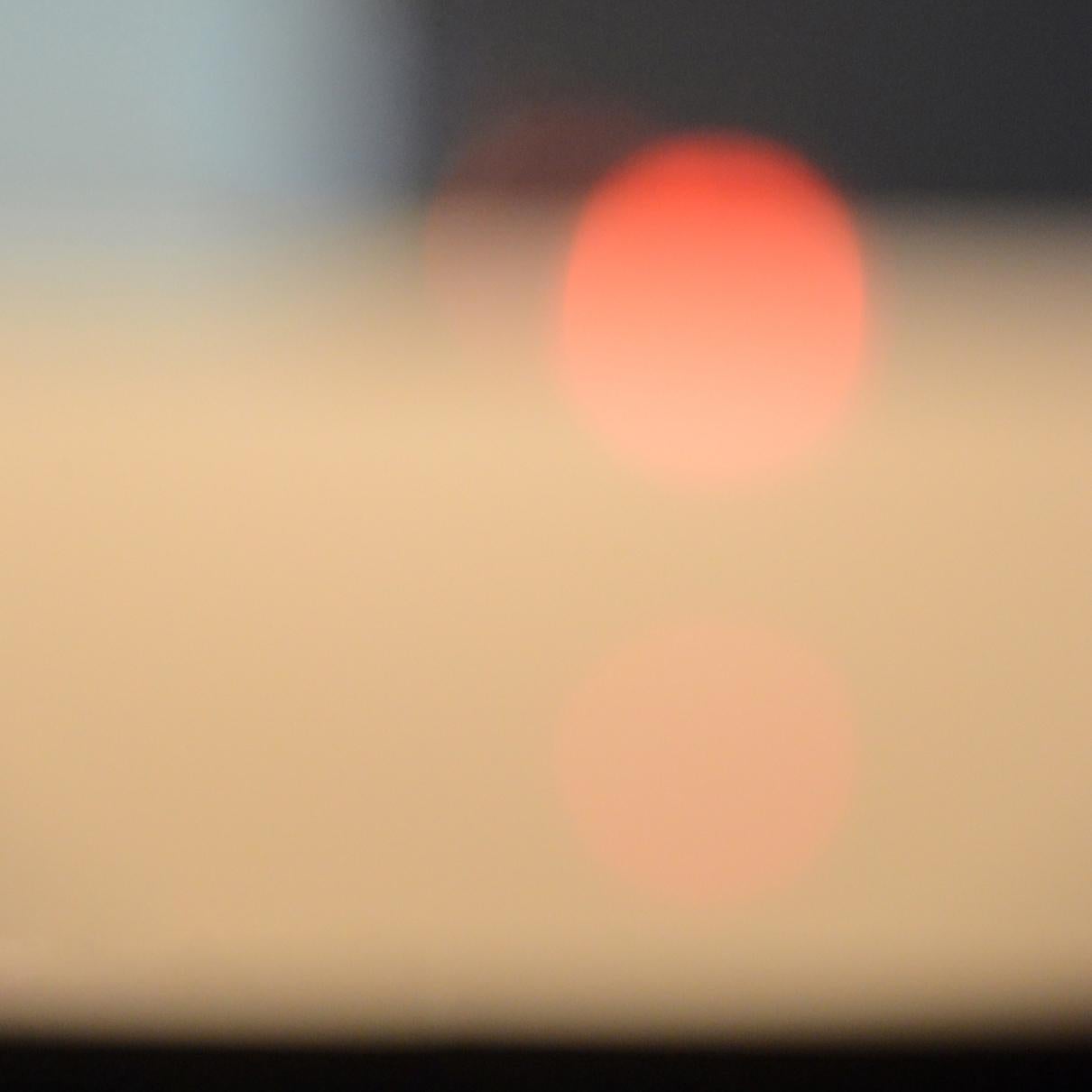 Todo era hermoso y (casi) nada dolía (Fotografía abstracta) - Abstract Photograph Beige de Jurek Wajdowicz