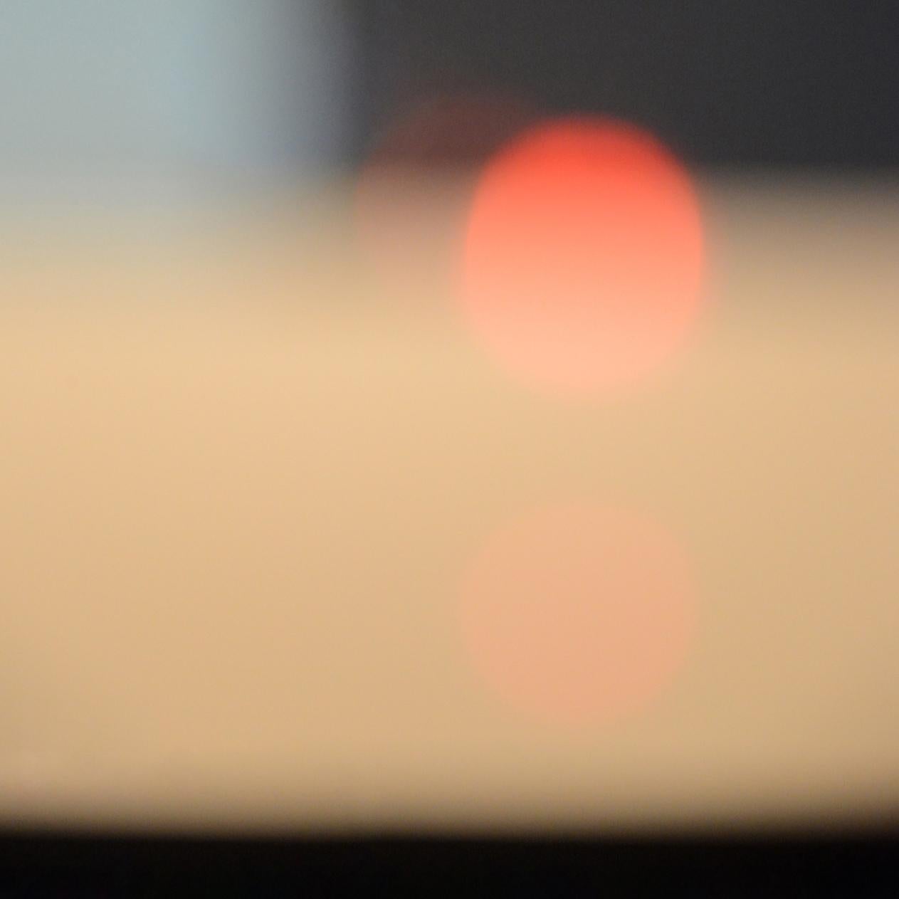 Todo era bello y (casi) nada dolía mucho (Fotografía abstracta) - Abstract Photograph Beige de Jurek Wajdowicz