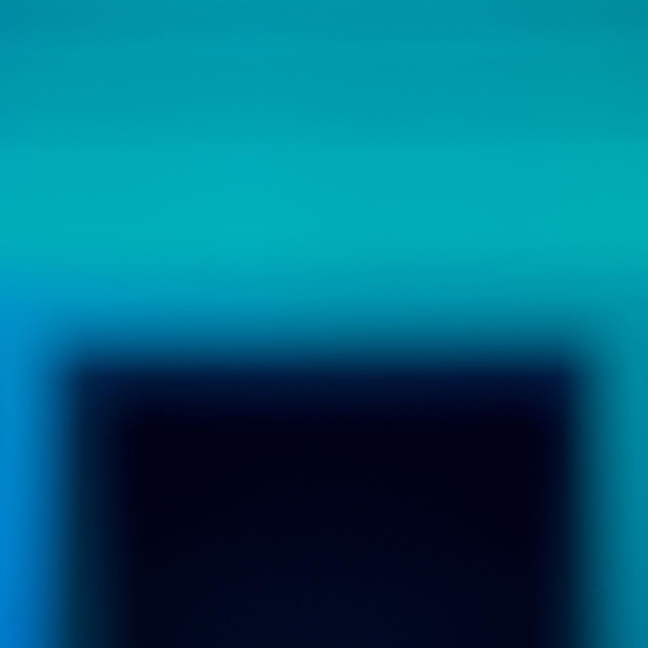 Ohne Titel, 8AJ_2946 (Abstrakte Fotografie) (Blau), Abstract Photograph, von Jurek Wajdowicz