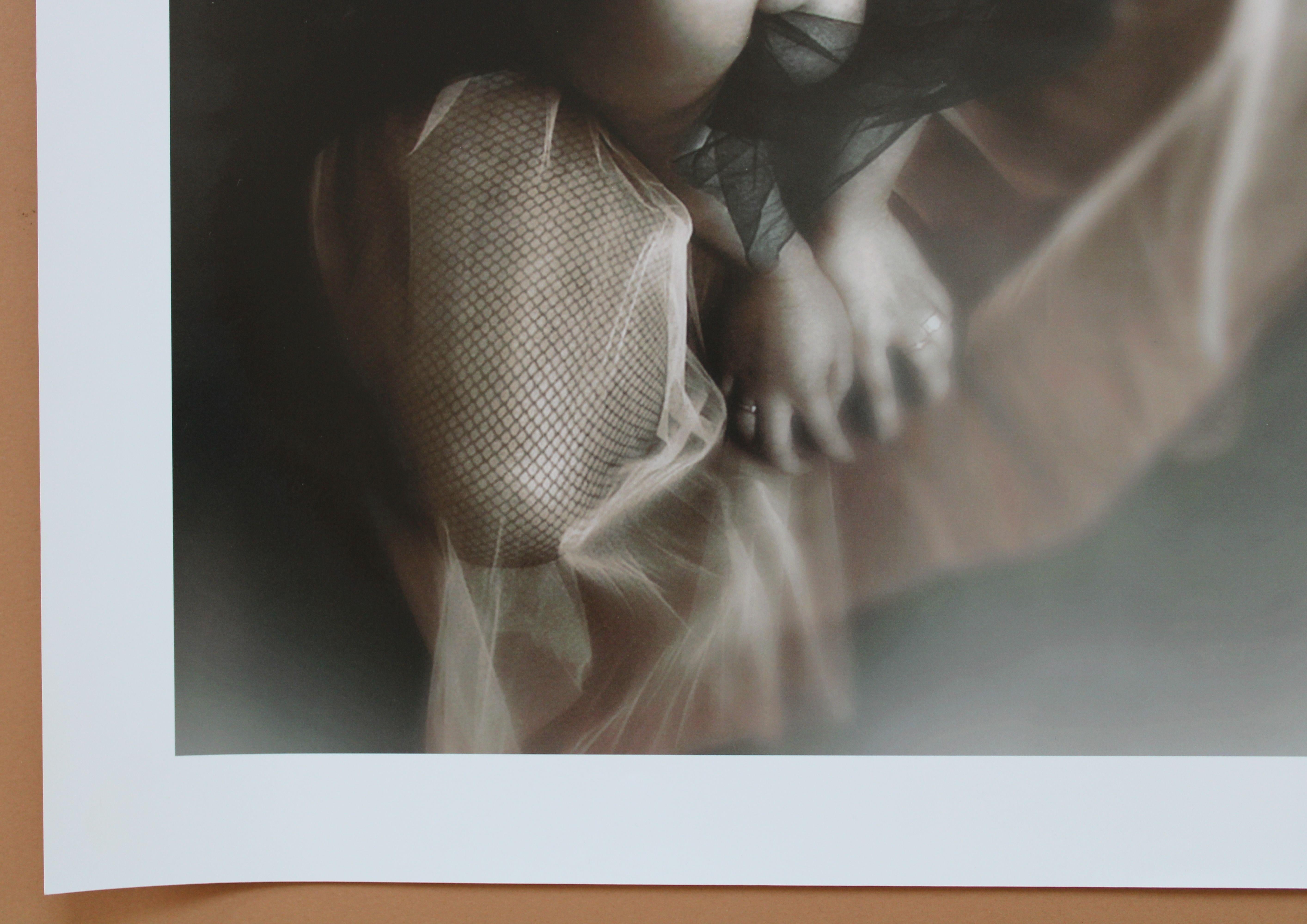 Su mirada. Fotografía, 33x33 cm - Nude Photograph Negro de Juris Abramenko
