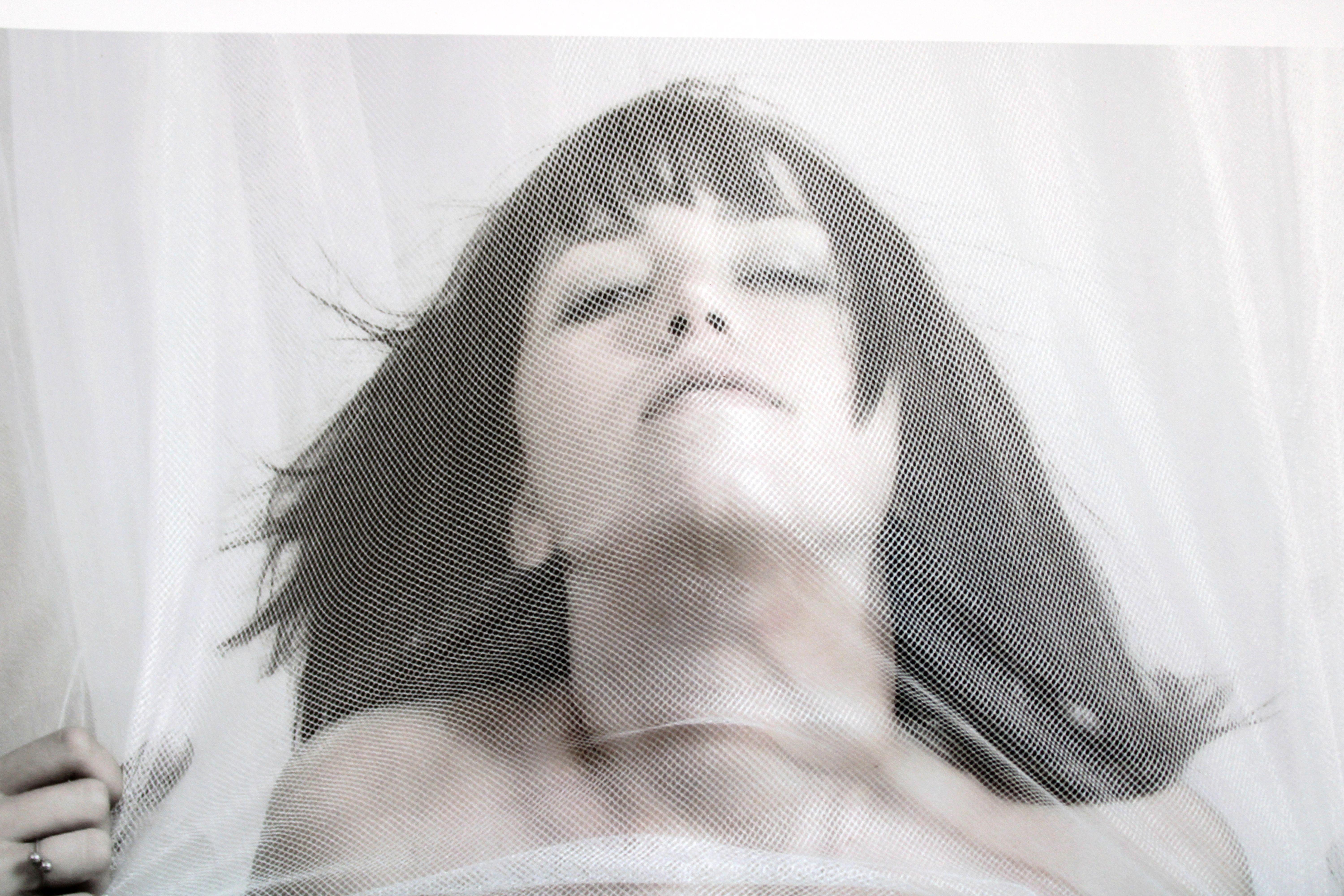 En el velo. Fotografía, 23x27,5 cm - Photograph Realista de Juris Abramenko