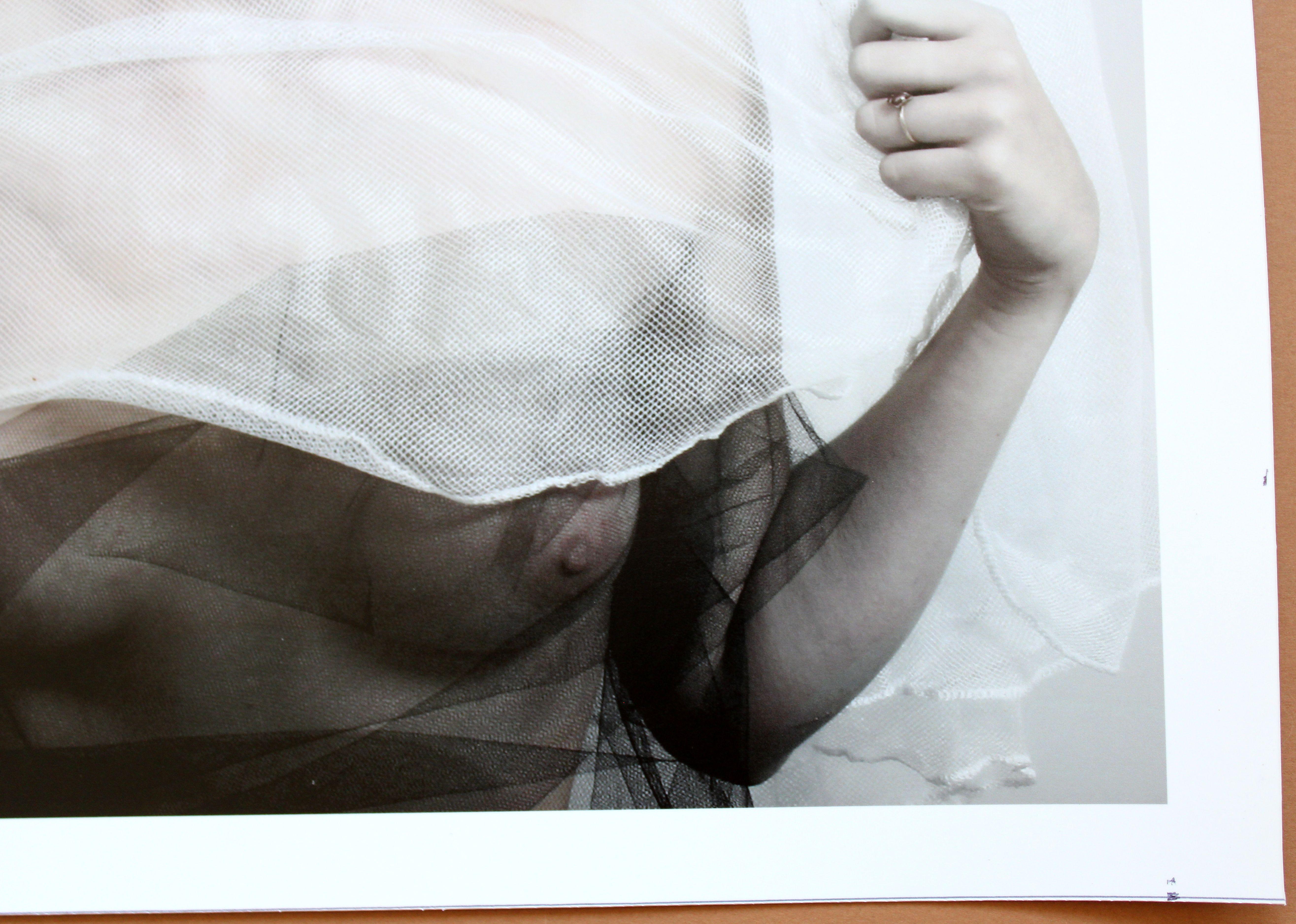 En el velo. Fotografía, 23x27,5 cm - Nude Photograph Gris de Juris Abramenko