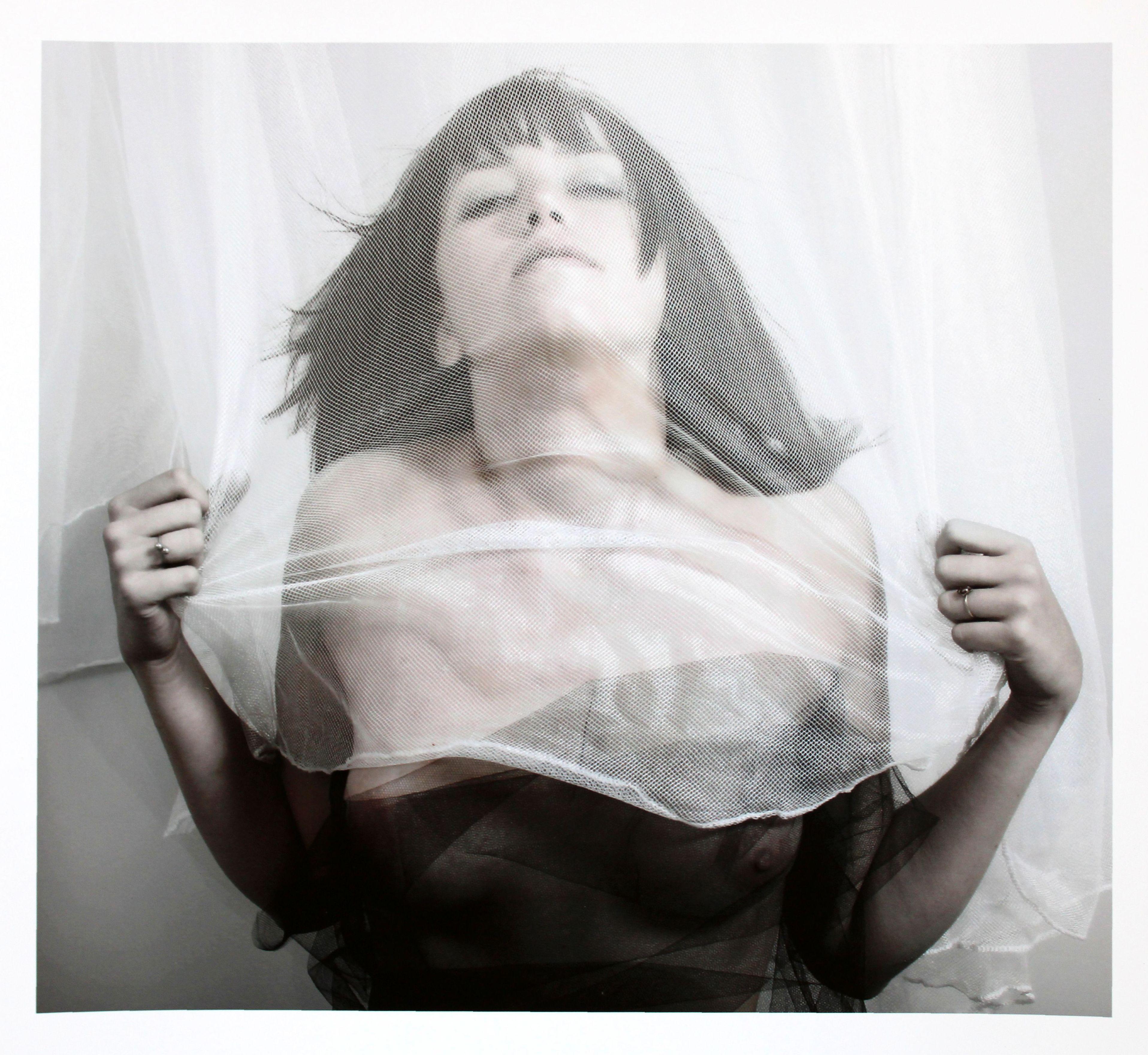 Nude Photograph de Juris Abramenko - En el velo. Fotografía, 23x27,5 cm
