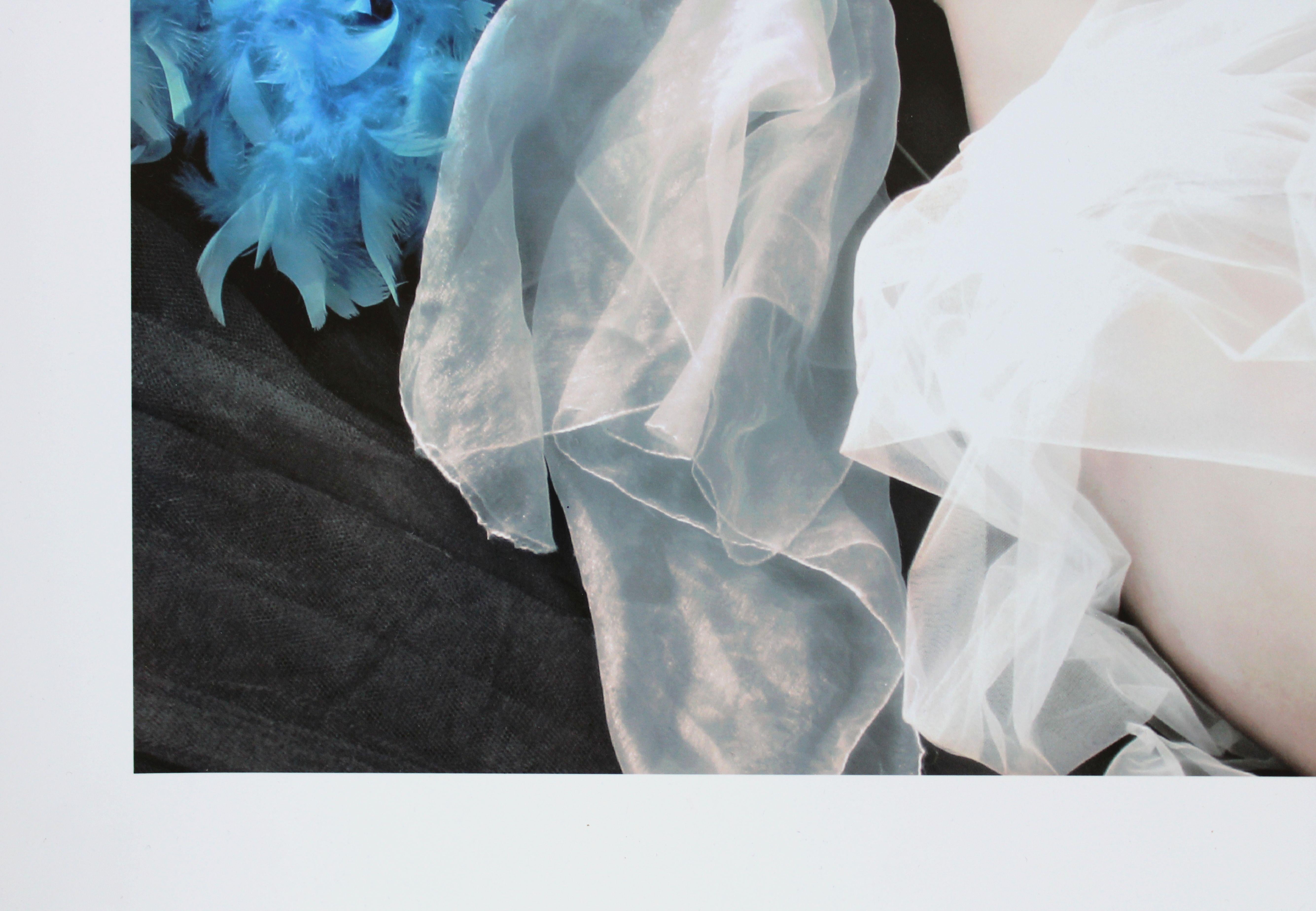 Mit einer blauen boa. Fotografie, 33x33 cm – Photograph von Juris Abramenko