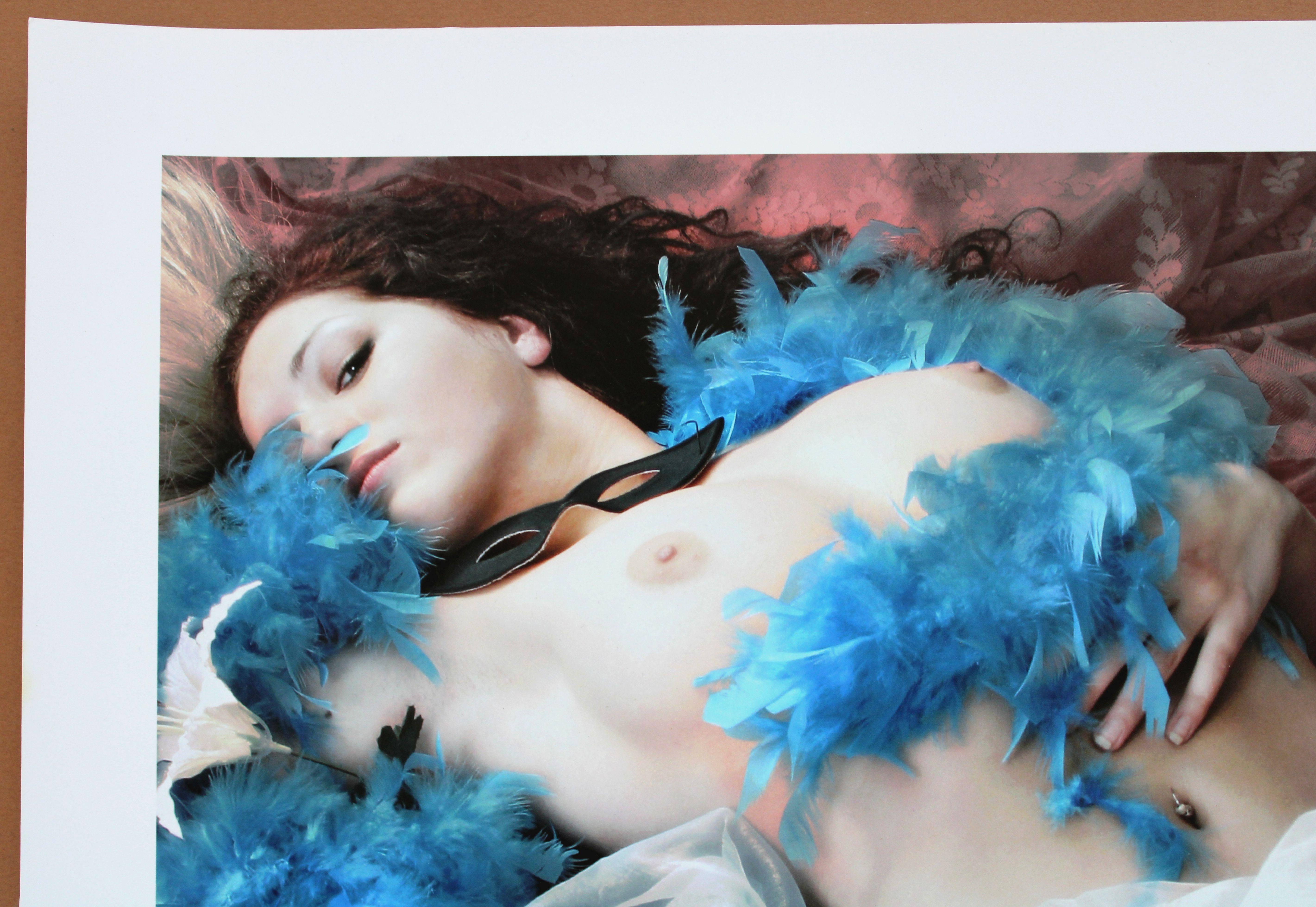 Mit einer blauen boa. Fotografie, 33x33 cm (Realismus), Photograph, von Juris Abramenko