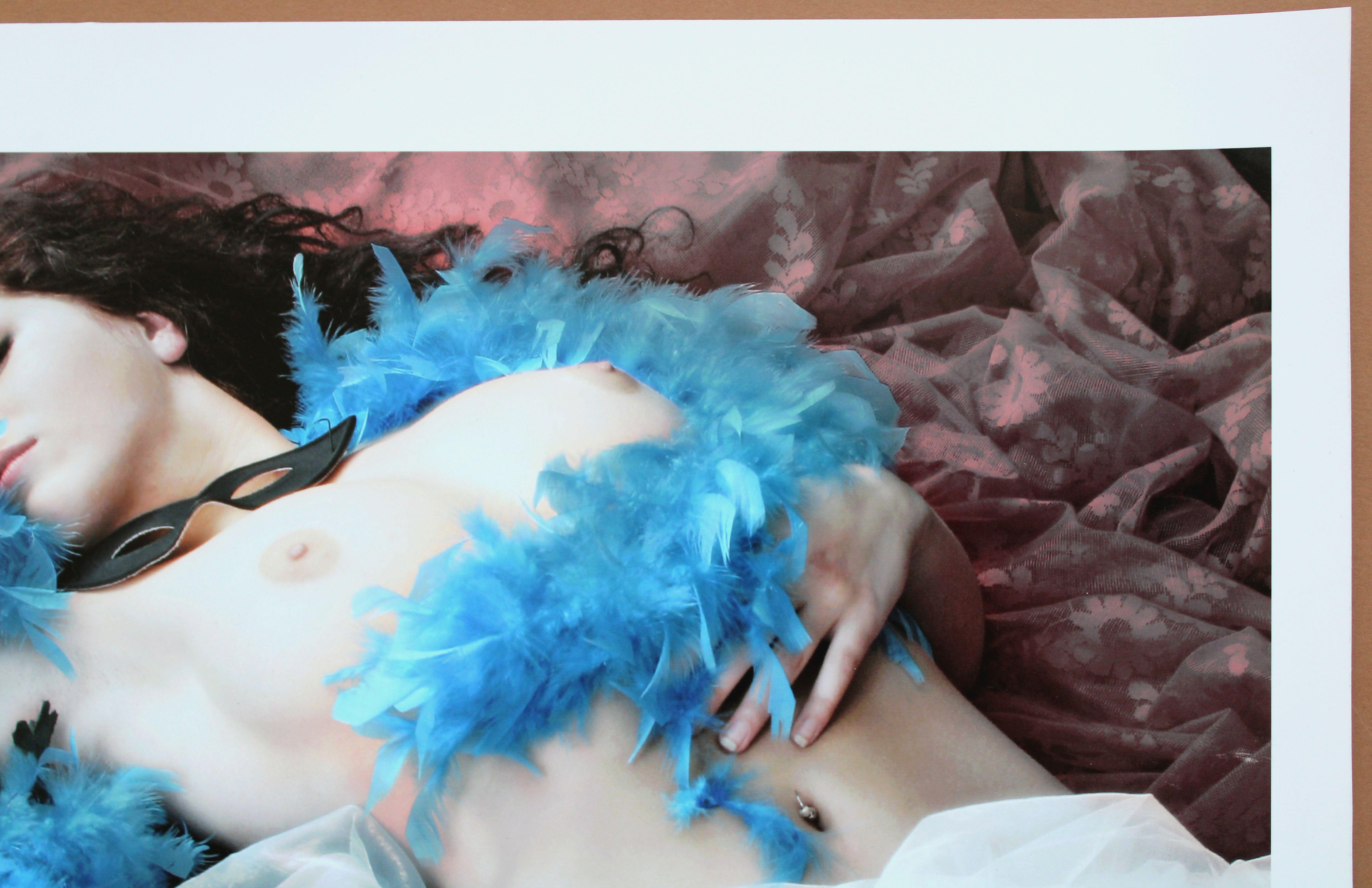 Mit einer blauen boa. Fotografie, 33x33 cm (Grau), Figurative Photograph, von Juris Abramenko