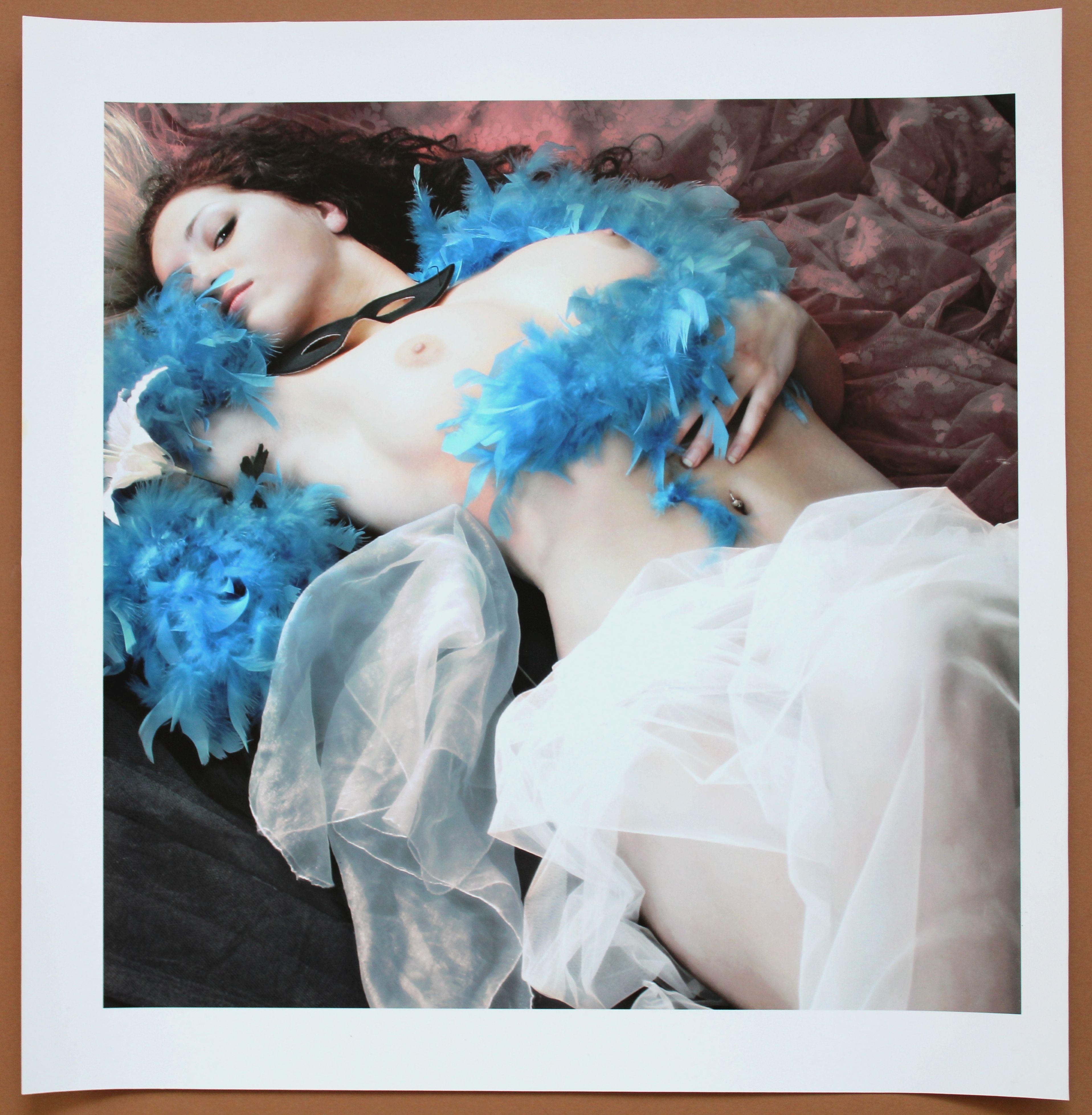 Mit einer blauen boa. Fotografie, 33x33 cm im Angebot 1