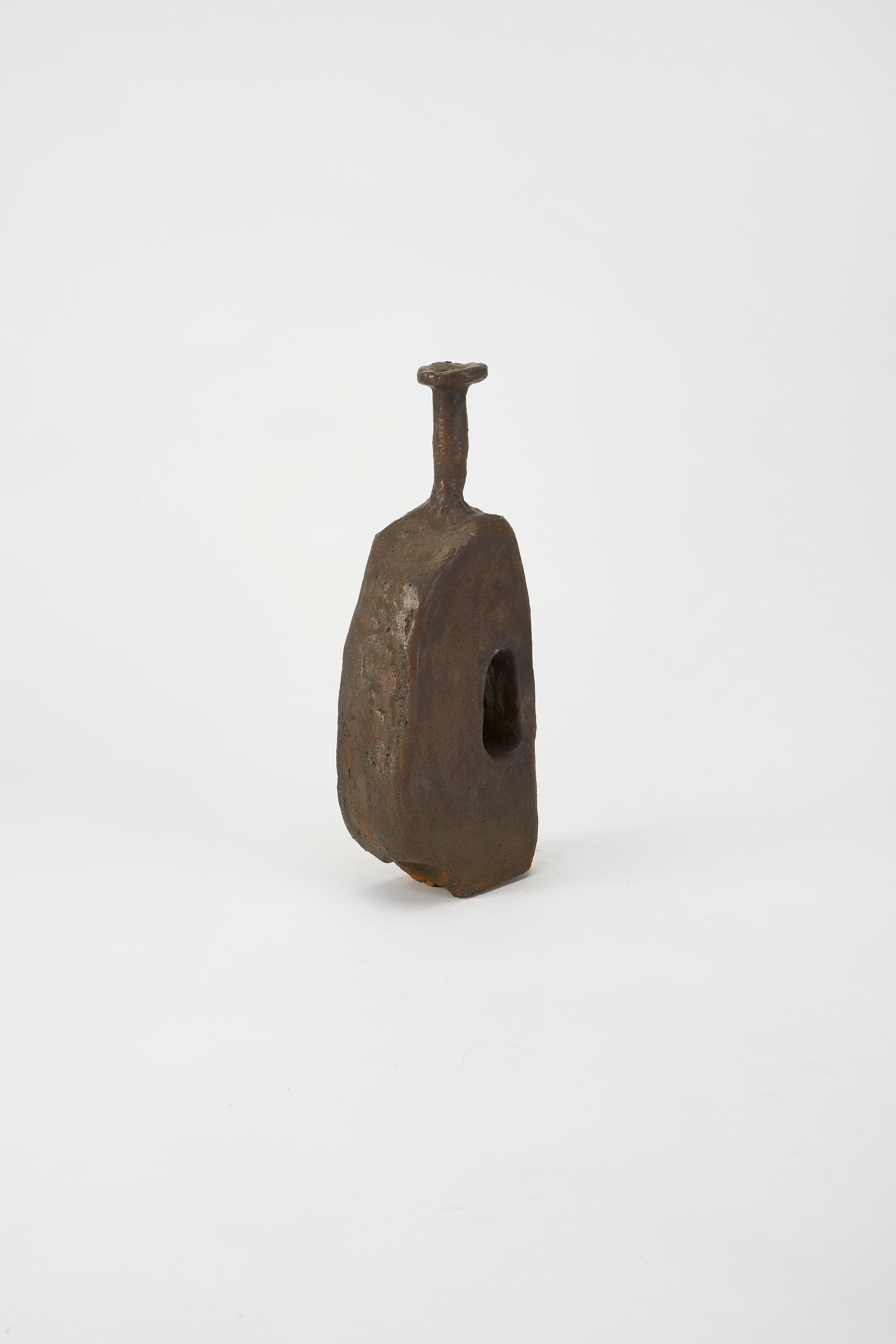 Olandese Vaso piatto in ceramica marrone scuro, corpo con apertura piccola di Willem Van Hooff in vendita