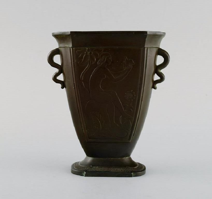 Just Andersen (1884-1943), Dänemark. 
Ein Paar Disko-Vasen aus Metall. Gewellte Griffe. Frau hält Taube. 
1930s. 
Modellnummer D28.
Maße: 12.5 x 11 x 4 cm.
In ausgezeichnetem Zustand mit Patina.
Gestempelt.