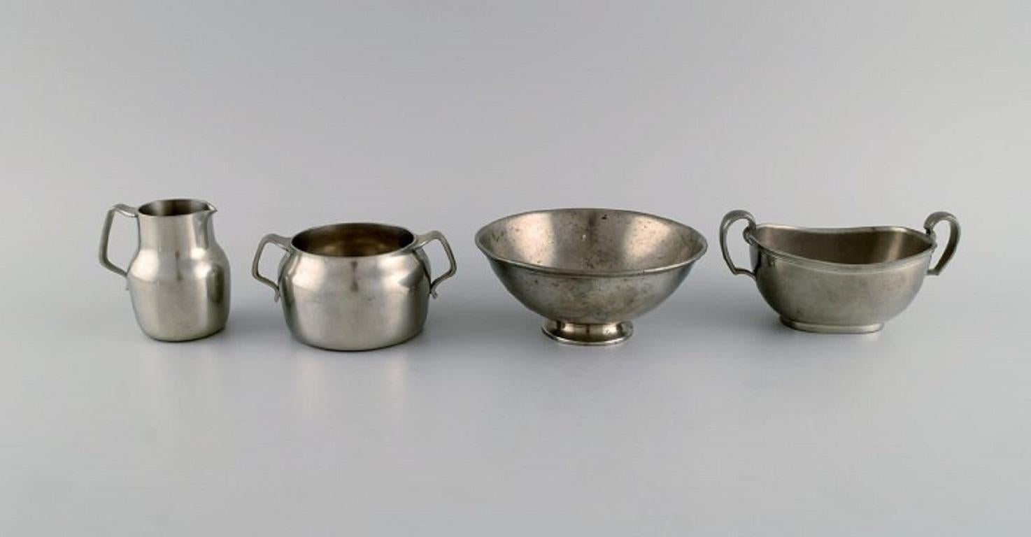 Just Andersen (1884-1943), Dänemark. 
Art Deco Zinnkrug und drei Schalen. 1940s.
Der Krug misst: 7,5 x 7,5 cm.
Die größte Schale misst: 13,5 x 6 cm.
In ausgezeichnetem Zustand mit Patina.
Gestempelt.