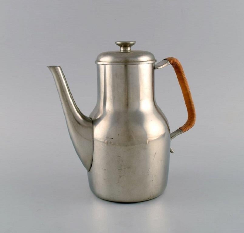 Just Andersen (1884-1943), Denmark. 
Art Deco tin coffee pot with wicker handle. 1940s. 
Model number 2758.
Measures: 20 x 19.5 cm.
In excellent condition with patina.
Stamped.