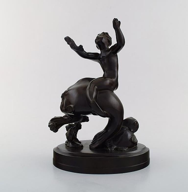 Just Andersen (1884-1943). Figure en bronze léger en forme de gobelet sur un poisson. années 1930-1940.
Marqué sur le dos Juste A, D 2114.
Hauteur 23,5 cm. 19 cm. de long.
En très bon état, belle patine.