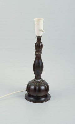 Just Andersen (1884-1943). Tischlampe aus patiniertem Disco-Metall. 1930er Jahre.