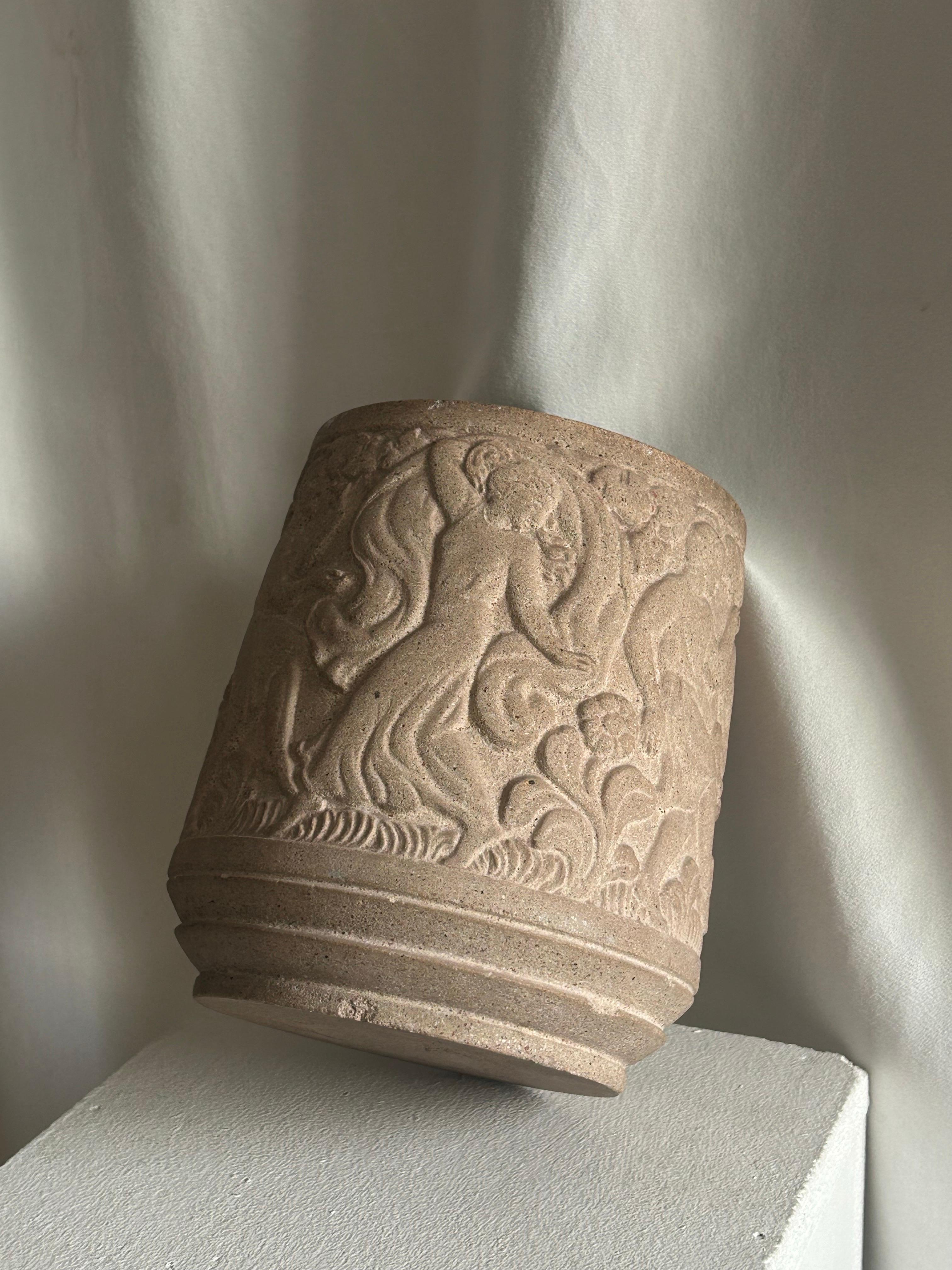 raro e scultoreo vaso in sabbia di Just Andersen, decorato in rilievo con uomini e donne danzanti secondo un motivo antico. Eseguito in pietra arenaria calda e a grana fine con una superficie morbidamente patinata che accentua il movimento ritmico