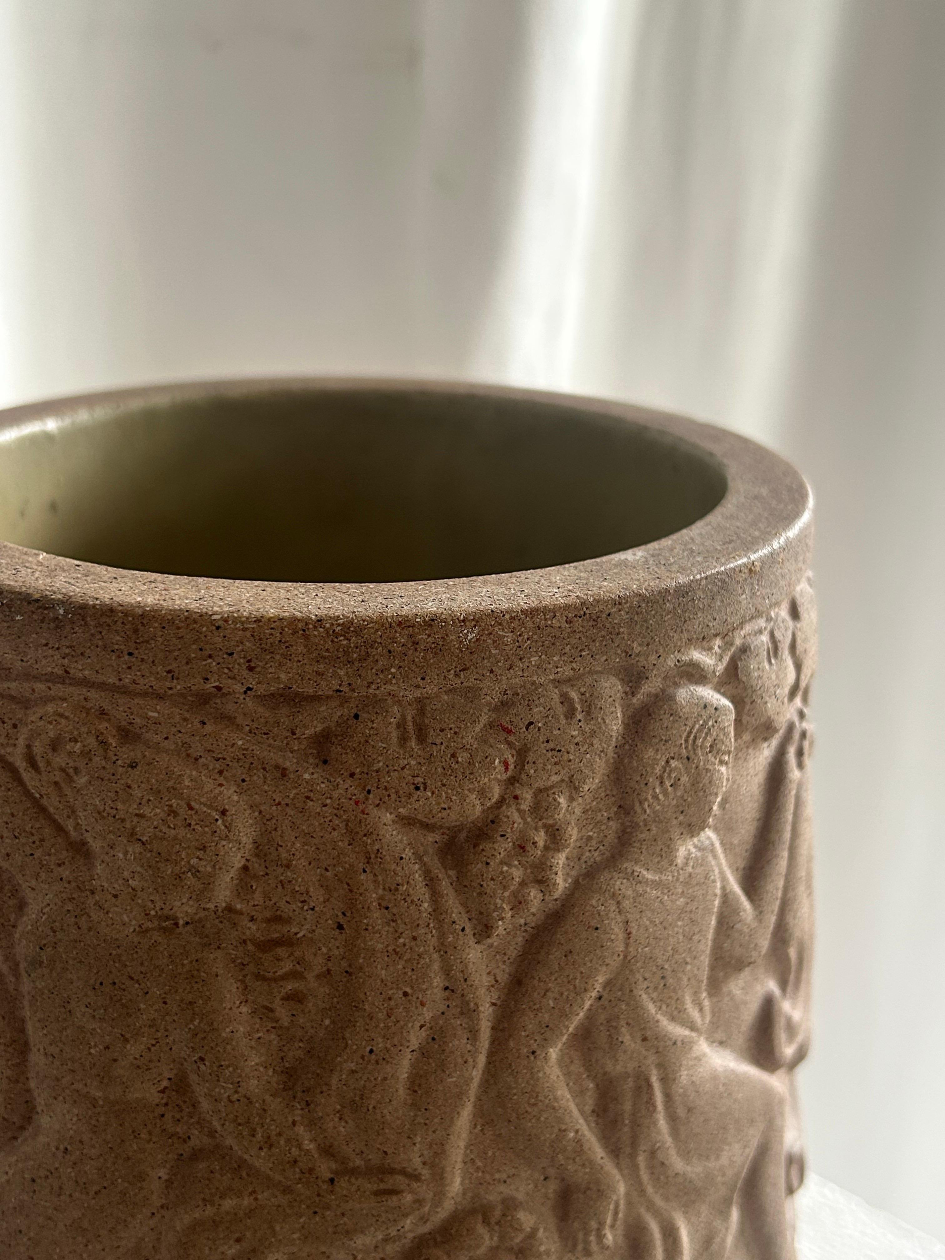 Art Déco Just Andersen (1884-1943)Vaso in pietra arenaria con figure danzanti, Danimarca, anni '20 circa in vendita