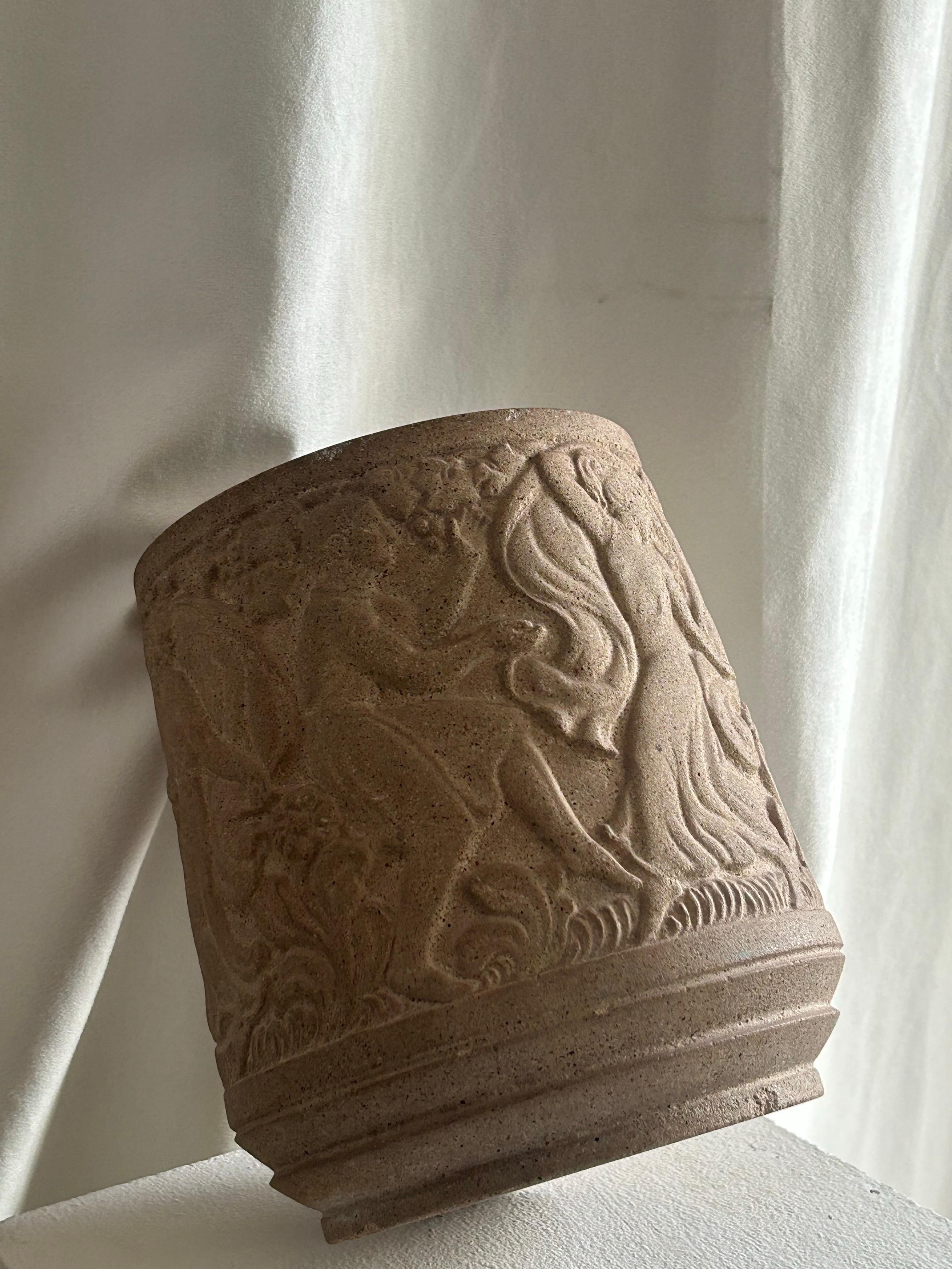 Intagliato a mano Just Andersen (1884-1943)Vaso in pietra arenaria con figure danzanti, Danimarca, anni '20 circa in vendita