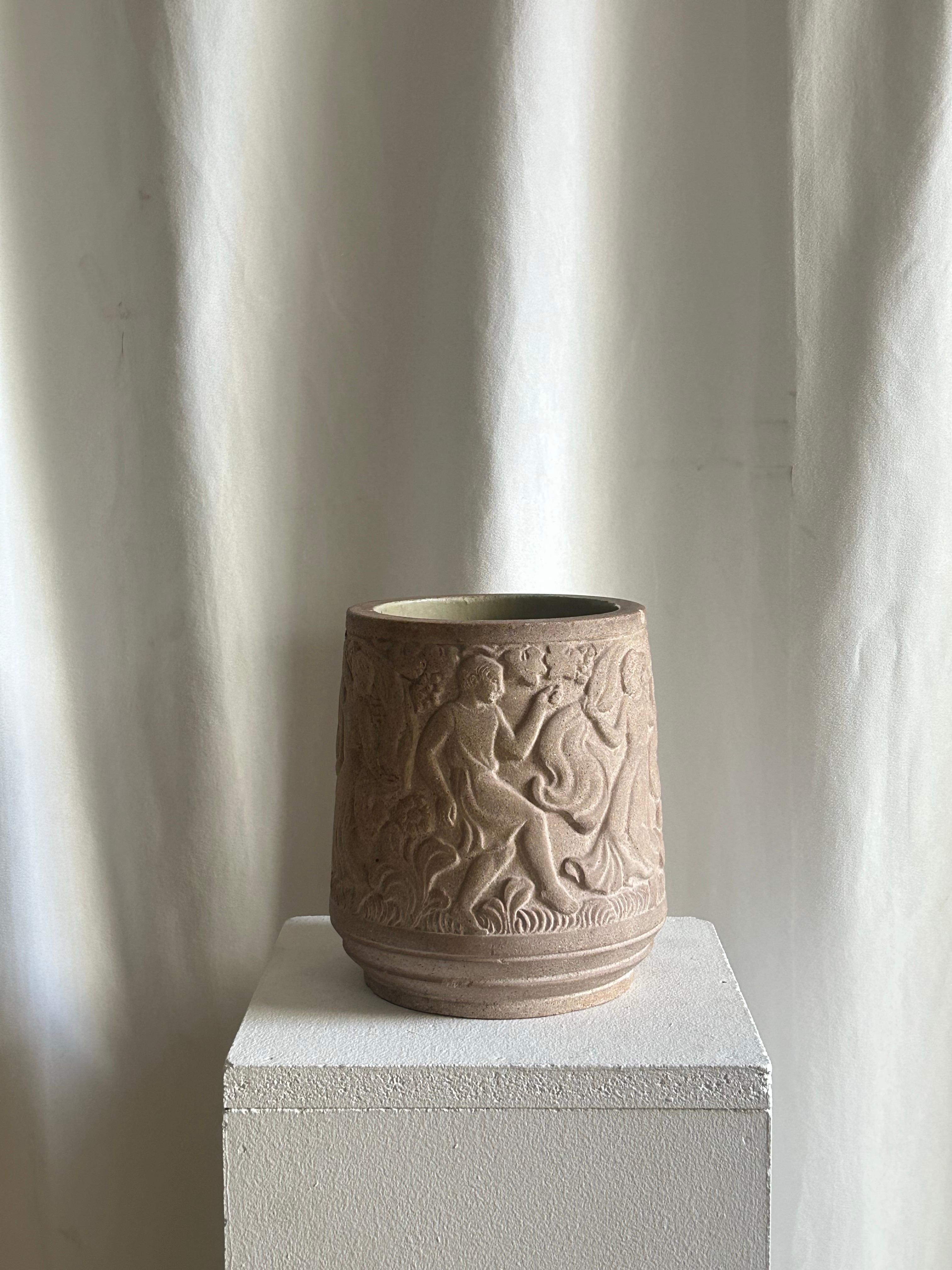 Inizio XX secolo Just Andersen (1884-1943)Vaso in pietra arenaria con figure danzanti, Danimarca, anni '20 circa in vendita