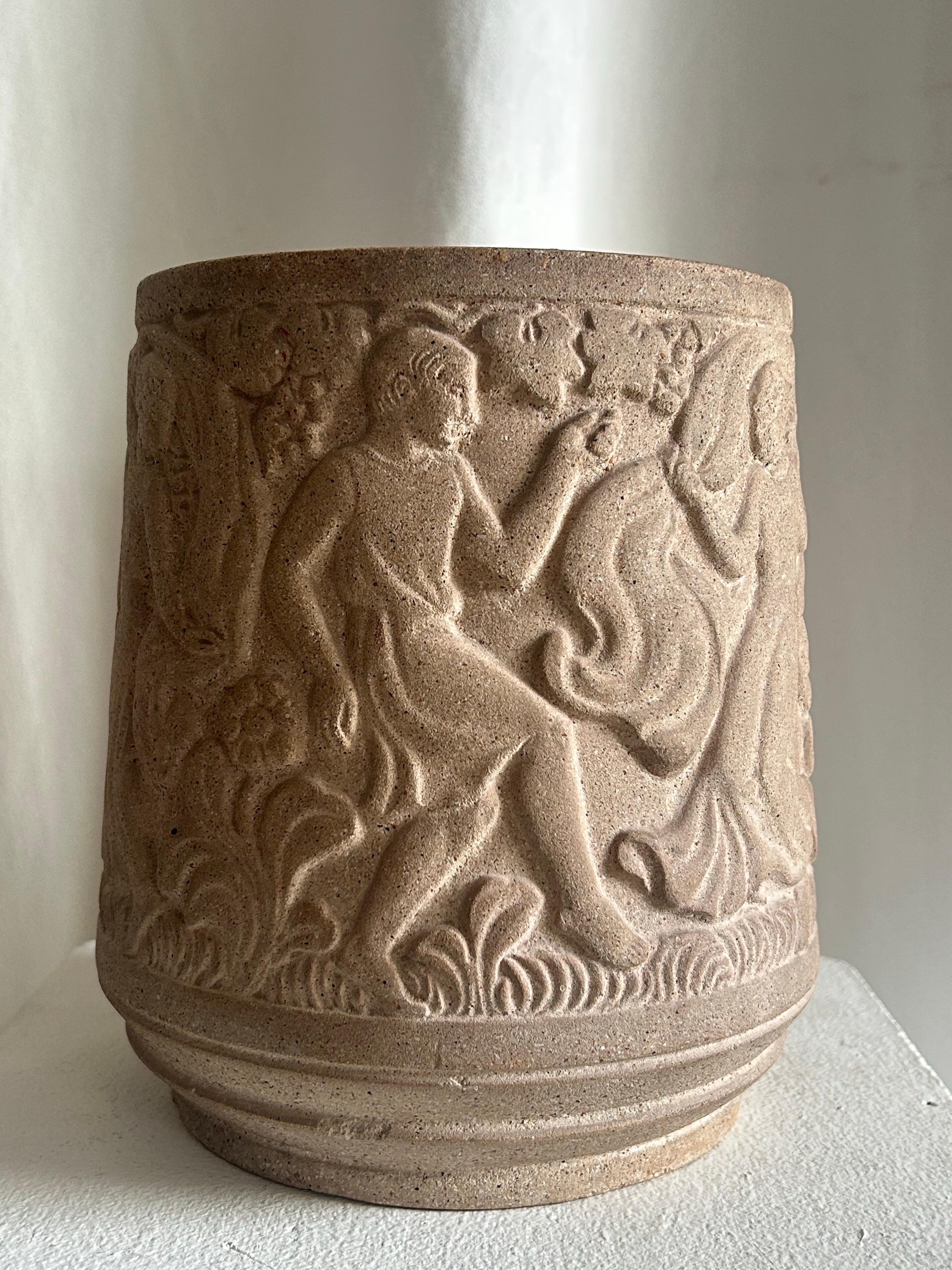 Arenaria Just Andersen (1884-1943)Vaso in pietra arenaria con figure danzanti, Danimarca, anni '20 circa in vendita