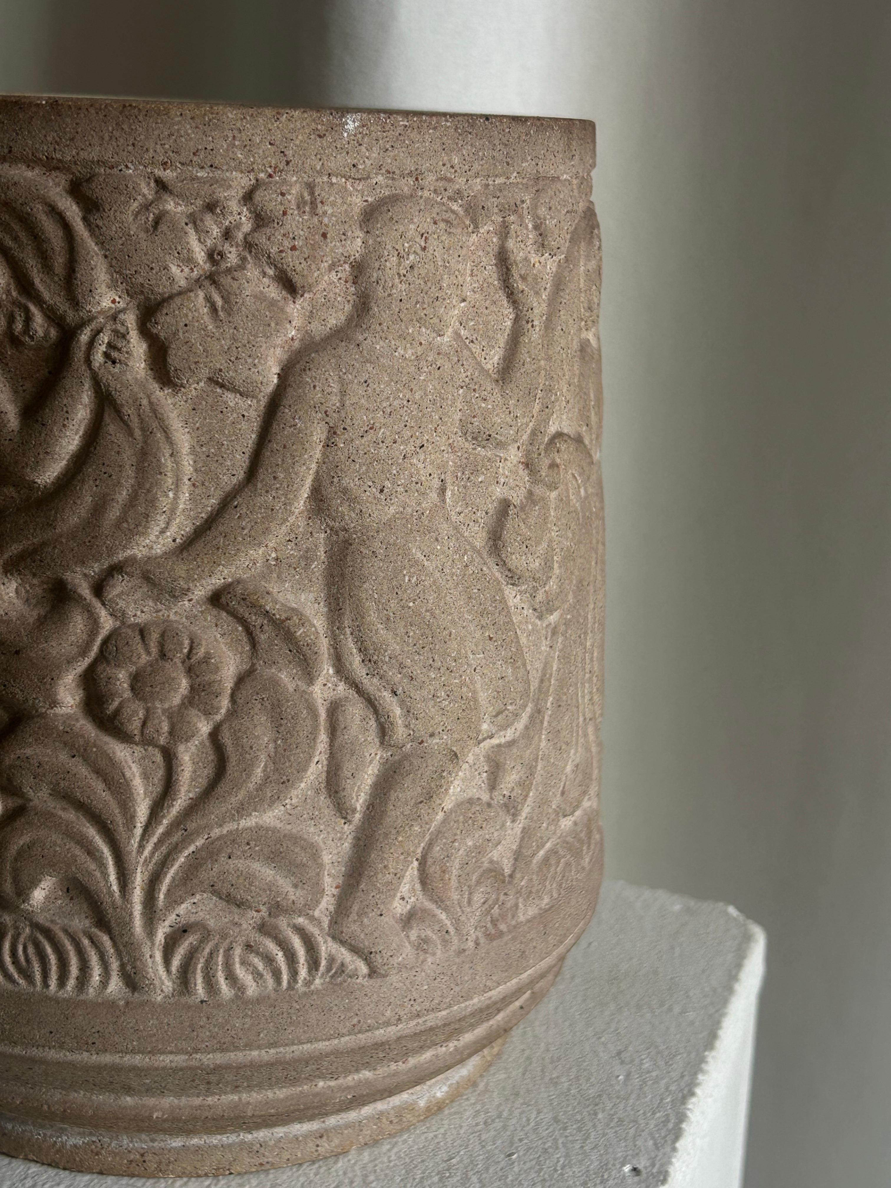 Just Andersen (1884-1943)Vaso in pietra arenaria con figure danzanti, Danimarca, anni '20 circa in vendita 1