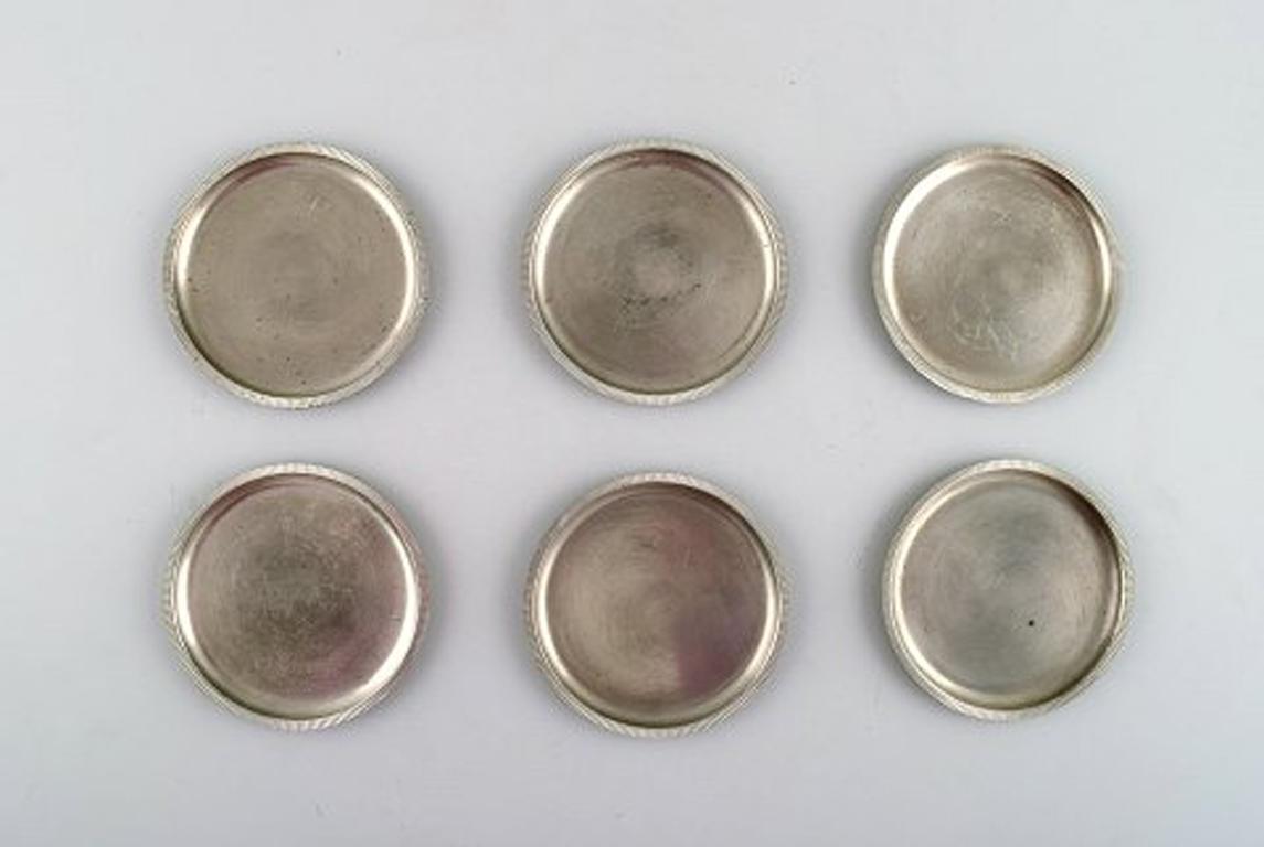 Just Andersen. A collection of eight Art Deco coasters and a small dish in pewter, 1930s.
Stamped.
In very good condition.
Largest measures: 12 cm.