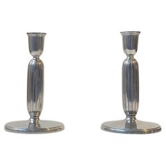 Just Andersen - Paire de chandeliers à colonne Art Déco en étain, années 1930