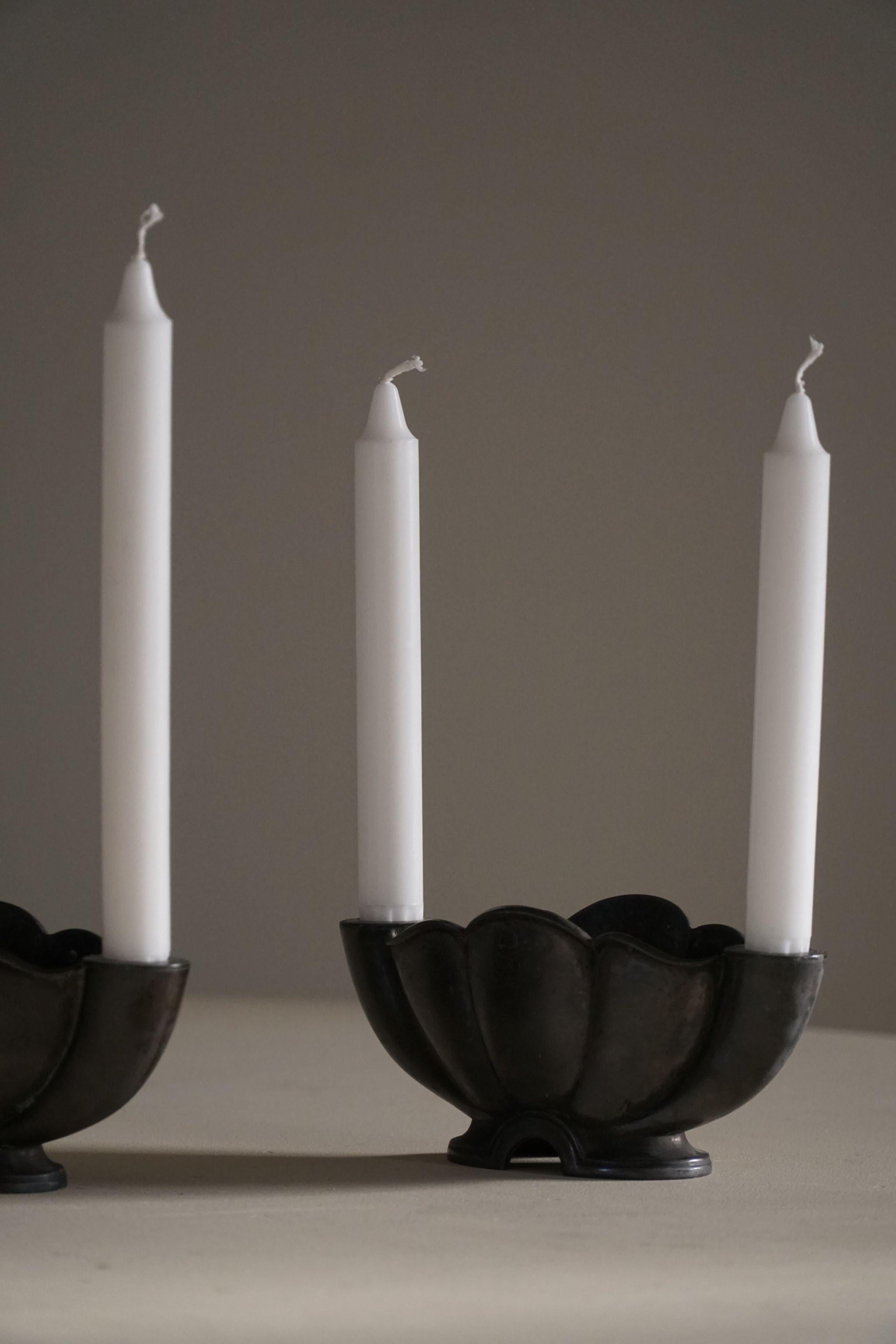 Just Andersen, Ein Paar Kerzenhalter aus Diskometal, dänisches Art déco, 1920er Jahre im Angebot 3