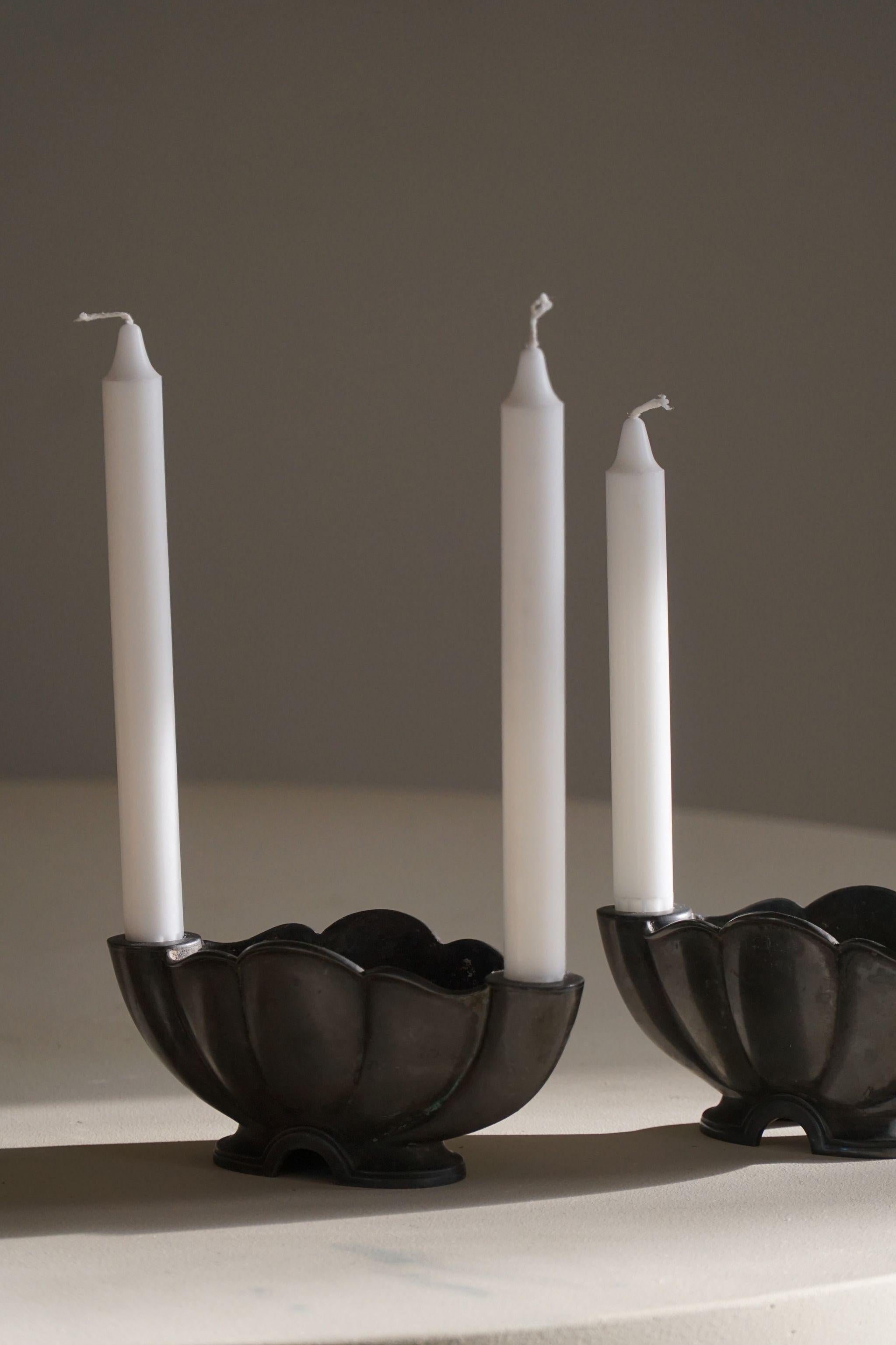 Just Andersen, Ein Paar Kerzenhalter aus Diskometal, dänisches Art déco, 1920er Jahre im Angebot 4