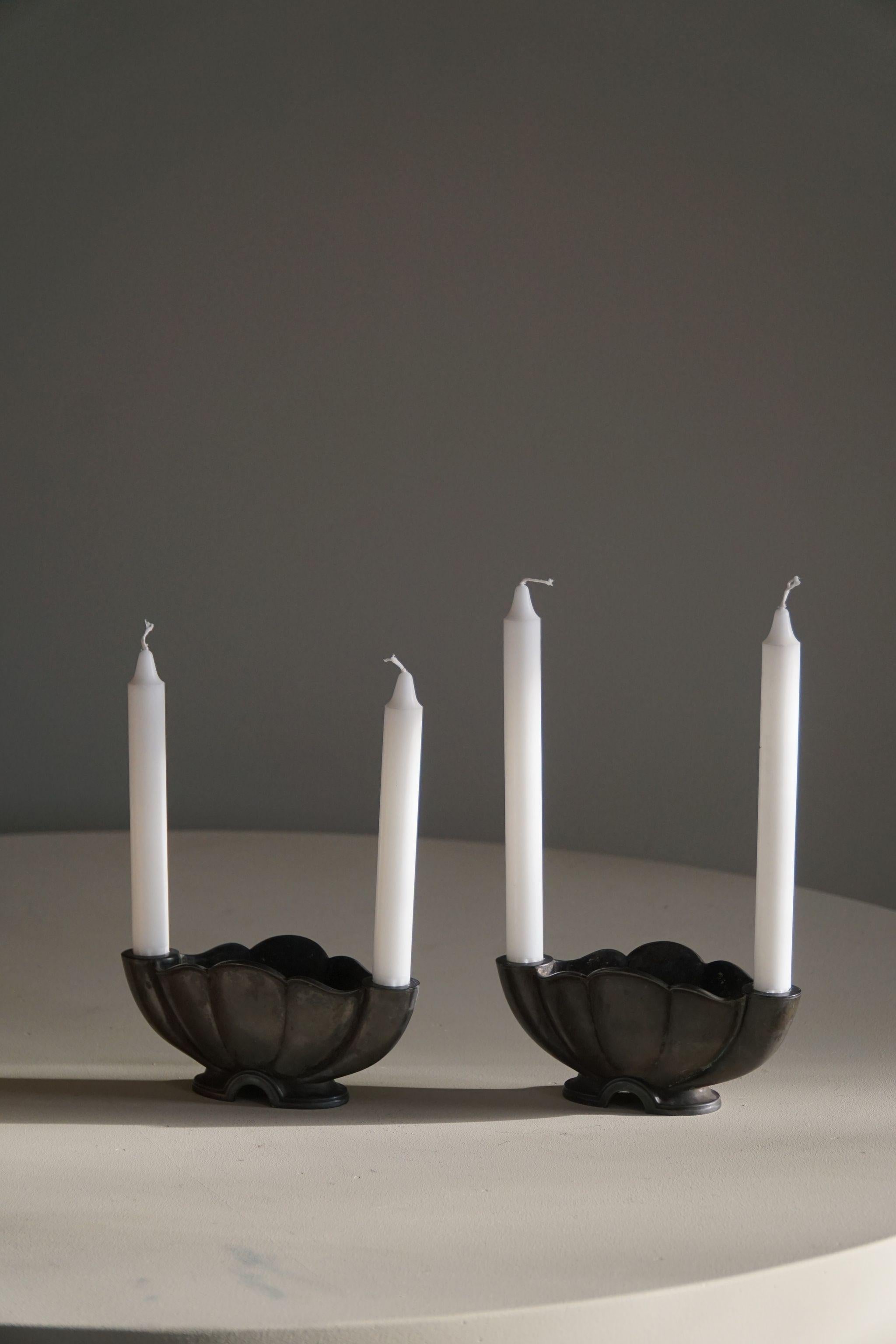 Just Andersen, Ein Paar Kerzenhalter aus Diskometal, dänisches Art déco, 1920er Jahre im Angebot 7