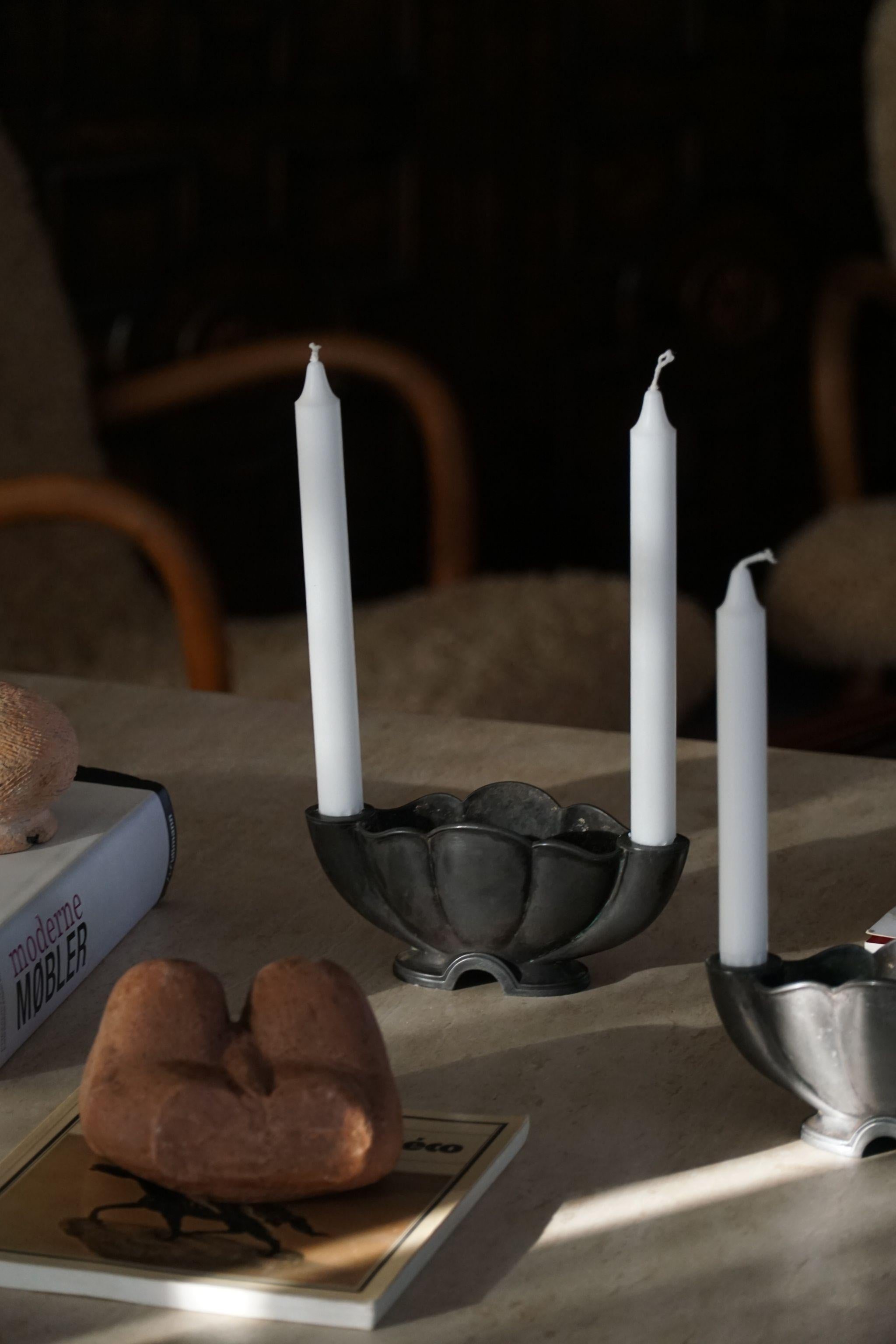 Just Andersen, Ein Paar Kerzenhalter aus Diskometal, dänisches Art déco, 1920er Jahre im Angebot 1