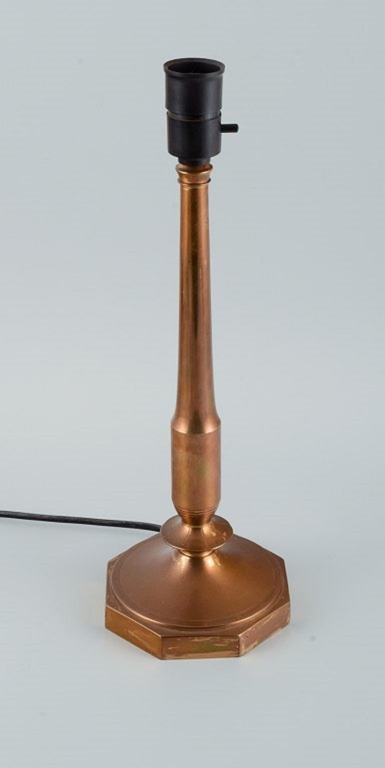 Juste Andersen, une rare lampe de table Art Déco en bronze.
Modèle B76.
Les années 1920/30.
Belle patine.
Marqué.
Dimensions : D 13 x H 42 cm. - Cordon d'environ 200 cm.
