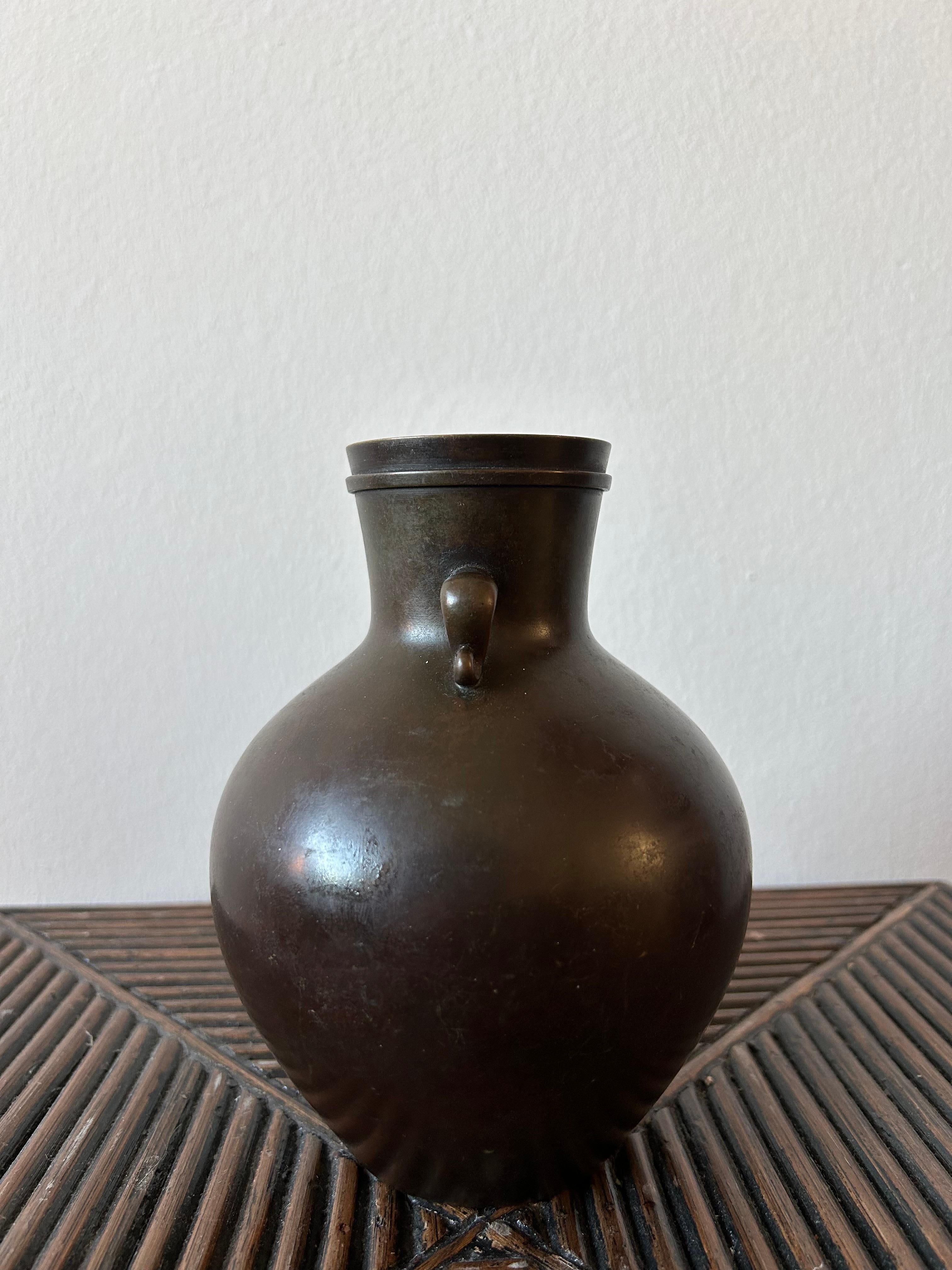 Rare et important vase en bronze Just Andersen modèle B2368.
Le vase est en bon état avec une belle patine qui s'est encore améliorée au fil des ans.

Ce vase est une pièce parfaite pour tout type d'intérieur et s'adaptera aussi bien au style