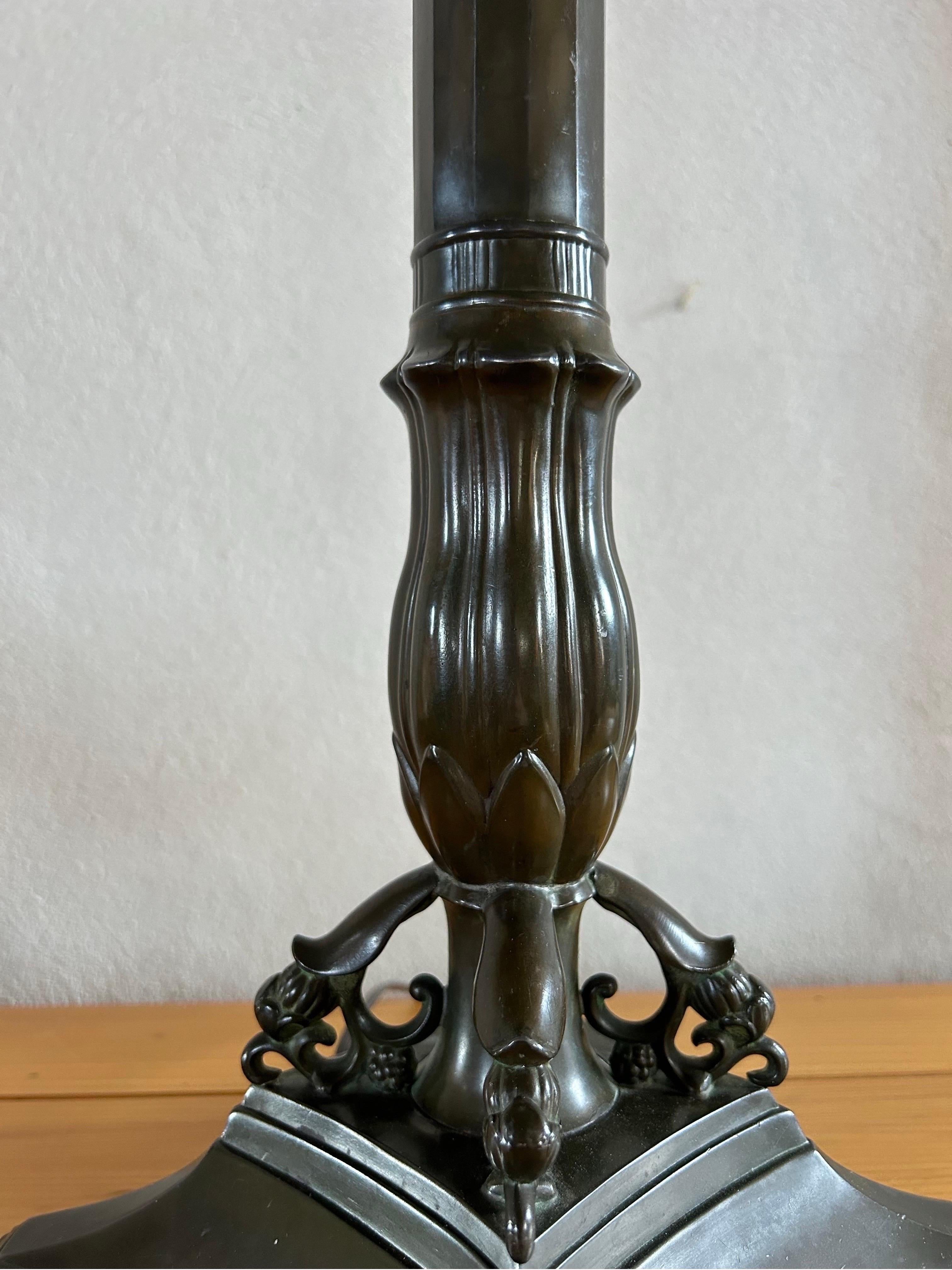 Seltene und hohe Just Andersen Disko Tischlampe aus Metall, Modell D8. Mit einer beeindruckenden Höhe von 72 cm (ohne Schirm) ist diese Lampe ein Zeugnis für die Eleganz und Raffinesse des dänischen Designs der 1920er Jahre.

Diese in Dänemark von