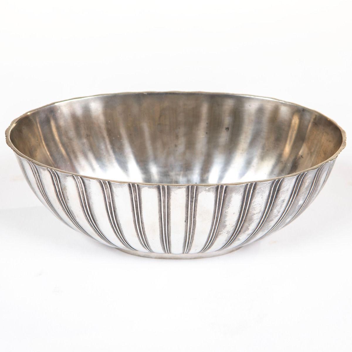 Einfach Andersen
Eine elegante, aus Zinn gefertigte Jardiniere mit geriffeltem Korpus im unverwechselbaren Art-Déco-Stil.
Entworfen von Just Andersen, einem der führenden dänischen Dekorationskünstler des frühen 20. Jahrhunderts.

Markiert auf dem